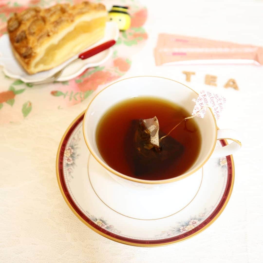 BEAUPOWER【公式】さんのインスタグラム写真 - (BEAUPOWER【公式】Instagram)「【 #ビューパワーコラム × #紅茶 】 ▽美味しく賢いティータイムを☕  11月は紅茶月ということで 紅茶とアップルパイを頂きました(^^♪  ～美味しい入れ方のポイント～ 紅茶は95℃～98℃ぐらいの熱湯を 茶葉がジャンプするように 高いところから勢いよく注ぎ 空気を含ませながら入れると より美味しくなるみたいです!!✨ (•ᴗ•).oO(ぜひ試してみてね😉)  だんだん寒くなってきたので 温かい紅茶を飲んで 自分なりのリラックスタイムを 作りましょう～  #11月 #紅茶月 #ティータイム #おうちcafé #アップルパイ #休憩時間 #ブレイクタイム #美味しい入れ方 #おうちカフェ #ビューパワーcafé #美容と健康 #美容ゼリー #プロテオグリカン #美容成分 #インナーケア #インナービューティ #キレイになりたい  #リフトアップしたい #マスク美容 #おこもり美容 #キレイになりたい #働くママ #ワーキングママ #大人女子 #自分磨き #ビューパワー #BEAUPOWER #常盤薬品工業」11月25日 18時47分 - beaupower_jp