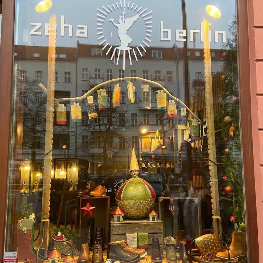ツェハさんのインスタグラム写真 - (ツェハInstagram)「New in Store & online Shop !!! New Collection AW 20/21 Deko @pappartberlin #zehaberlin #zeha #sneakeraddict #sneakers #derby #heritage #fussball #profilsohle #autunnoinverno20202021 #vintagesportswear #soccer #fussbalschuhe #sport #vintagesport #calcio #sport #berlin #pictureoftheday #oldgermanbrand #berlinstyle #shoes #scarpe #wintersneakers #calzature #luxurysneakers #winter #nikolaus #weihnachtsdeko #weihnachten」11月25日 18時48分 - zehaberlin