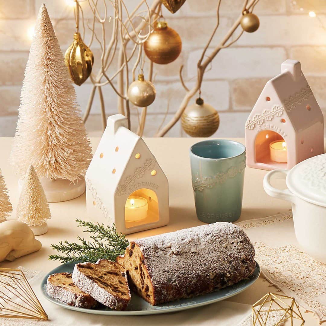 Le Creuset Japon　ル・クルーゼ ジャポンさんのインスタグラム写真 - (Le Creuset Japon　ル・クルーゼ ジャポンInstagram)「「クリスマス コレクション」のストーンウェアは、今季限定のシェイプが登場。メイン料理に最適なオーバル ･ プレートや、ケーキなどのデザートにぴったりなプレート、保冷性にも優れたタンブラーなど多彩な展開で、すべて盛りつけてもレースがみえるアシンメトリーなデザインです。 クリスマスの演出を一層盛り上げてくれる毎年大人気のキャンドルホルダーは「素敵なおうち時間を過ごしていただけるように」とのメッセージを込めたハウスデザインです。 一段と気品あふれる今季のコレクションはクリスマスだけに限らず、お祝いのシーンにも最適なギフトアイテムとしてもおすすめです。  #ルクルーゼ #lecreuset #ルクルーゼのある食卓 #テーブルウェア #キッチンウェア #食卓 #食卓グラム #豊かな食卓 #クリスマステーブルコーディネート #クリスマス #クリスマスコレクション #クリスマスギフト」11月25日 18時48分 - lecreusetjapon