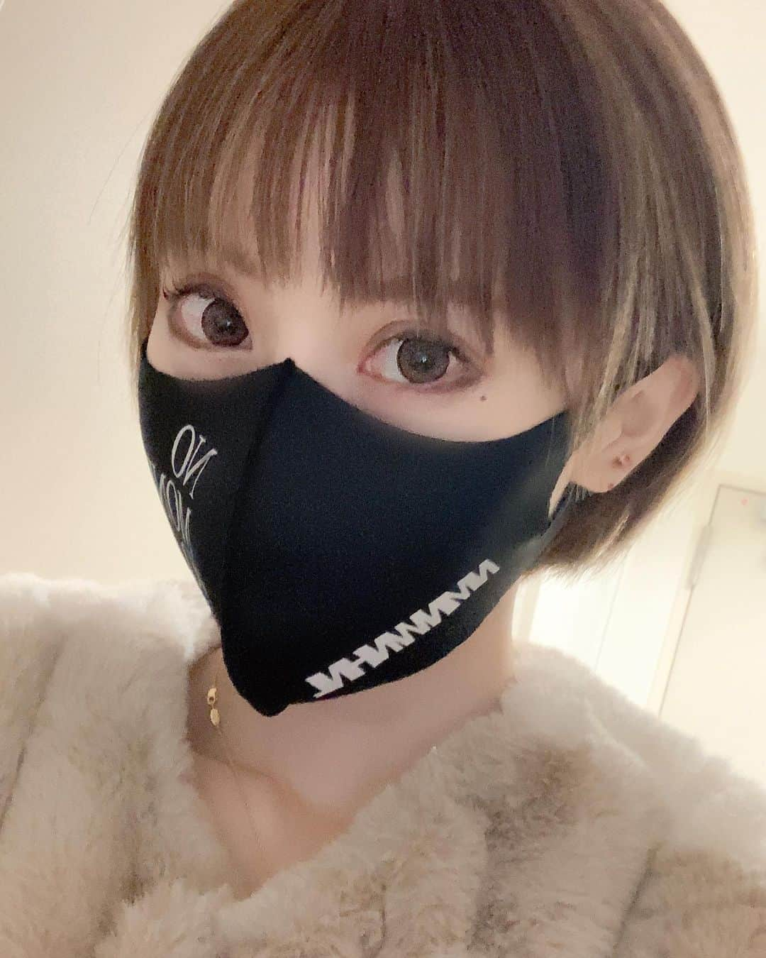 高橋沙弥華のインスタグラム：「新作マスク💗 洗って繰り返し使えるのいいよね😷❤  ノーマネー ノーワイフのコンセプトも面白くて好き🥰  @nmnwnhnl #nmnwnhnl #マスク #新作 #ファッションマスク #洗える #経済的 #かっこいい #カッコイイ #ブラックマスク #ショートヘア #ショートカット #ショートカット女子 #アパレルブランド #セレクトショップ #selectshop」