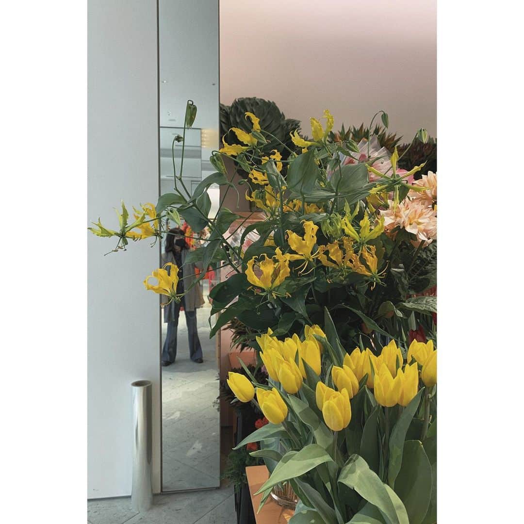 eriさんのインスタグラム写真 - (eriInstagram)「ちぴくん @ochiyasutaka が今日あたらしく東京ミッドタウン/ISETANサローネ内にオープンしたお店にお花を買いに行った。  ミッドタウンの一階のガラス越しにたくさんのお花が揺れてて とてもいいスペースになってた。 カウンター越しに花を仰ぎ誰かのために束ねて包んでもらう 清らかな空間。  ちぴちゃんは私の心友でもあるし家族でもあるけど、ものをつくる人としてその純粋さやひたむきさを含めて愛してる。 私たちの間に言葉がいらない瞬間ってたくさんあるんだけど、 結局会ってもメッセージでも一日中喋り倒しちゃうふたりなのでした。神さま私たちを会わせてくれてありがとう。  ちぴちゃん、また新しい一歩おめでとううう」11月25日 18時40分 - e_r_i_e_r_i