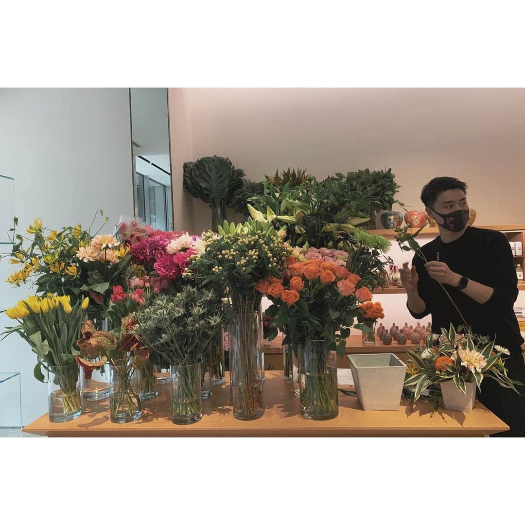 eriさんのインスタグラム写真 - (eriInstagram)「ちぴくん @ochiyasutaka が今日あたらしく東京ミッドタウン/ISETANサローネ内にオープンしたお店にお花を買いに行った。  ミッドタウンの一階のガラス越しにたくさんのお花が揺れてて とてもいいスペースになってた。 カウンター越しに花を仰ぎ誰かのために束ねて包んでもらう 清らかな空間。  ちぴちゃんは私の心友でもあるし家族でもあるけど、ものをつくる人としてその純粋さやひたむきさを含めて愛してる。 私たちの間に言葉がいらない瞬間ってたくさんあるんだけど、 結局会ってもメッセージでも一日中喋り倒しちゃうふたりなのでした。神さま私たちを会わせてくれてありがとう。  ちぴちゃん、また新しい一歩おめでとううう」11月25日 18時40分 - e_r_i_e_r_i