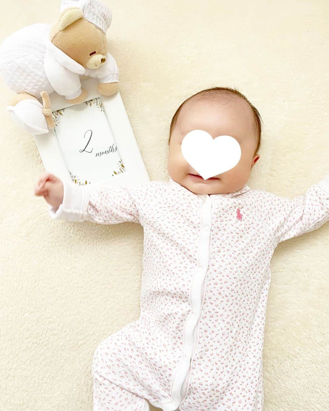 橋本まゆのインスタグラム：「2020.11.22﻿ 2ヶ月になりました♡﻿ ﻿ あっという間に2ヶ月👶🏻﻿ プクプク❤️﻿ ﻿ 妊娠中に作っておいたマンスリーカードをやっと印刷しました。←作って満足して終わるところだった😂 ﻿ 1-2ヶ月の成長🌱﻿ 表情豊かによく笑い話すように。物を目で追うようになったりグーしゃぶり✊🏻デビューも。これには早くてビックリ。﻿ 大変な時もあるけど日々増えていく仕草が可愛いくて笑いジワが増えそうです🥰﻿ ﻿  #生後2ヶ月#2manths#nanan #女の子ベビー #女の子のママ#新米ママ #マンスリーカード#マンスリーフォト ﻿#赤ちゃんのいる生活」
