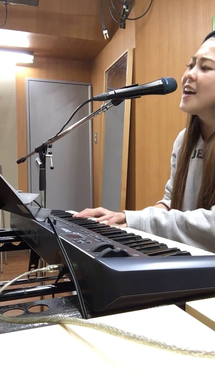 SONOMIのインスタグラム：「カメラロール整理してたら出てきました。 3年前の弾き語り練習風景です🎹🎤 ビートはi MPC（ipad版のMPC）から出しています〜。  ※動画と音声がずれていたので再掲しました。 せっかくイイネくれたのにすみません💦 結局ズレ治らず…🥺」