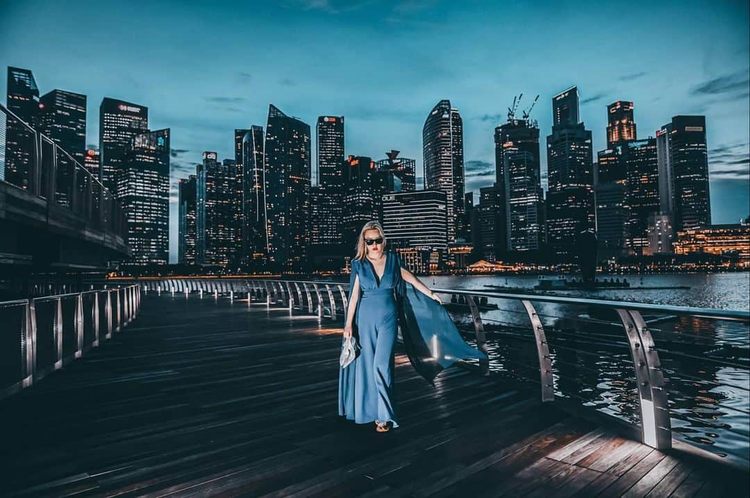 Nicole Chenのインスタグラム：「Loving my heels from @ethelhuang.sg embracing the skyline of beautiful singapore at marina bay sands with photographer @heyitsnicole.sg #photoshoot #photoshootideas💭 #photoshoot #ethelhuang #nicolechen #heels #comfortableheels」