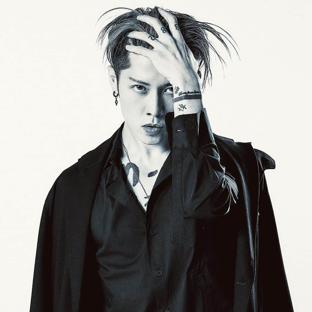 雅-MIYAVI-さんのインスタグラム写真 - (雅-MIYAVI-Instagram)「✨#Repost @miyavi_press ・・・ 【Interview】 挑戦力は正しい習慣から! ワクワクする力が未来を切り開く  エレクトリックギターを指だけで弾くスラップ奏法でグローバルに活躍する“サムライギタリスト”、MIYAVIと、日本のモノづくりを世界に発信する長谷川 晋氏。ふたりの挑戦の原動力になっているものとは!?  「大切なのは“数”ではなく“深さ”。人生を変えるくらいのインパクトを与えたい」ー #MIYAVI  👉🏻 https://goetheweb.jp/lifestyle/beauty/20201125-skin_x_miyavi_shin-hasegawa @goethe_magazine  ■Shin Hasegawa @shin.hasegawa.personal  1977年兵庫県生まれ。2歳から9歳までアメリカ・シアトルで育つ。京都大学卒業後、東京海上火災、P&G、楽天を経て、2015年Facebook Japanの代表取締役に就任。3年半務めた後退任し、’19年8月MOON-X設立。  ■MIYAVI @miyavi_ishihara  1981年大阪府生まれ。約30ヵ国350以上の公演を成功させ、アンジェリーナ・ジョリー監督作品でハリウッドデビューも果たすなど、ギタリスト・俳優・モデルとして活躍。UNHCR（国連難民高等弁務官事務所）大使。  TEXT= 村上早苗 PHOTOGRAPH= 片桐史郎 STYLING= 石黒亮一（ota office） HAIR&MAKE-UP= JUN GOTO（ota office）、鷲巣裕香  #interview #MOON_X #長谷川晋氏 #MIYAVI #guitarist #対談」11月25日 18時45分 - miyavi_ishihara