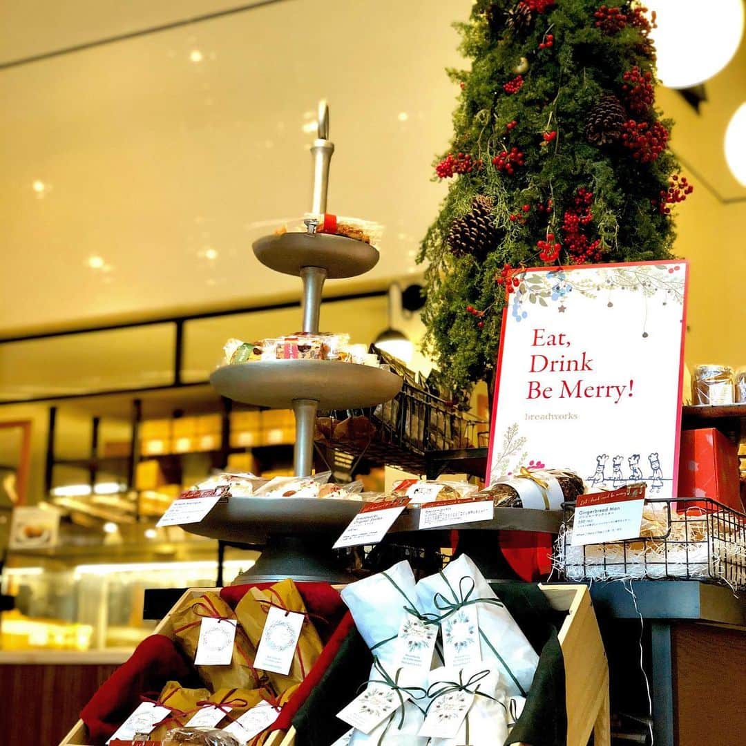 TYSONS&COMPANYさんのインスタグラム写真 - (TYSONS&COMPANYInstagram)「. 【Eat, Drink, and Be Merry! 】 breadworks各店とLily cakes、No.4では、12/25までクリスマスフェアを実施中！  定番人気のシュトーレン二種に加え、シナモンが香ばしいジンジャーマンクッキーや華やかな色合いが嬉しいリース型のメレンゲなど、目にも楽しい商品の数々を各店で発売中です。  ご自宅用やお土産にも最適なクリスマス限定商品を是非この機会にお楽しみください！  取り扱い商品は各店より異なりますので、詳しくはそれぞれのアカウントよりご確認くださいませ。 @breadworks_lilycakes @no.4_kojimachi @the_roastery_by_nozycoffee  ■開催店舗 breadworks (天王洲,表参道,ecute品川) No. 4 THE ROASTERY BY NOZY COFFEE  #breadworks  #no.4 #theroastery #tysonsandcompany #クリスマス #holiday #Xmas #madeintokyo #tokyocafe #tokyobakery」11月25日 18時56分 - tysonsandcompany