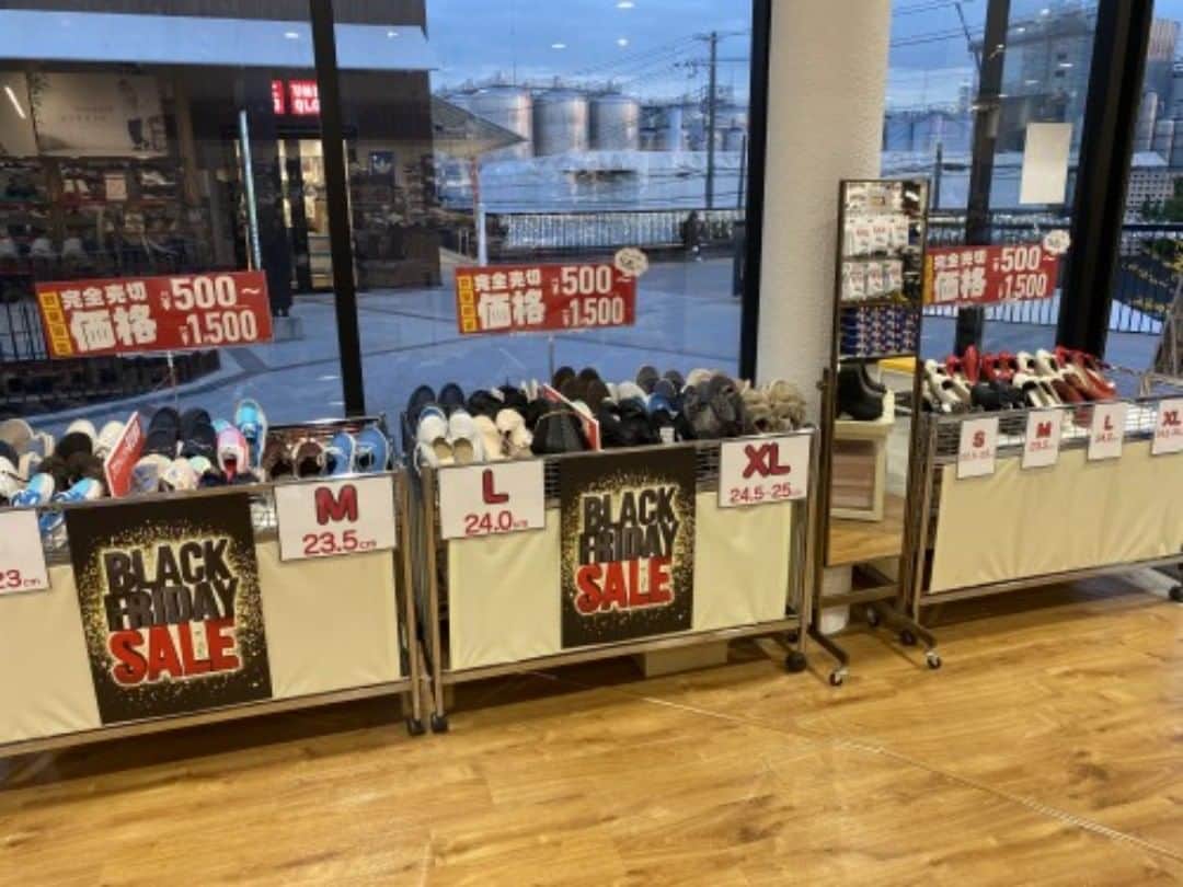 のインスタグラム：「【ABC-MART】 【期間限定　完全売切りワゴンSALE開催中！！】  レディースコーナーにて￥500～￥1,500（税抜） 在庫限りの完全売切りワゴンSALE開催中です！ ※お一人様5点まで。 ※アウトレットコーナーの為返品・交換はお受けできません。 サイズが合えばお買い得！！この機会にお立ち寄りください！！ #吹田グリーンプレイス#グリーンプレイス#吹田#吹田グルメ#吹田ランチ#おなか吹田市#こどものいる暮らし#こどもとおでかけ#ABCMART#ABC#ABCマート#シューズ#スニーカー#アウトレット#期間限定セール#期間限定#セール#お買い得#SALE#ワゴンセール」