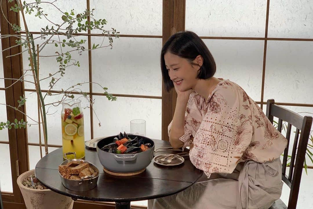 イ・ヒョニさんのインスタグラム写真 - (イ・ヒョニInstagram)「토마토 홍합찜❤️ 을 만들어보았습니다~☺️ #네이버티비 #에스팀채널 에 배우는 과정이 있어요~👍🏻 _ 항상 맛있는 레시피와 너무너무 멋진 스튜디오를 오픈해주시는 #아내의식탁 @wifes_cuisine 감사해요🥰」11月25日 18時48分 - lee.hyunyi