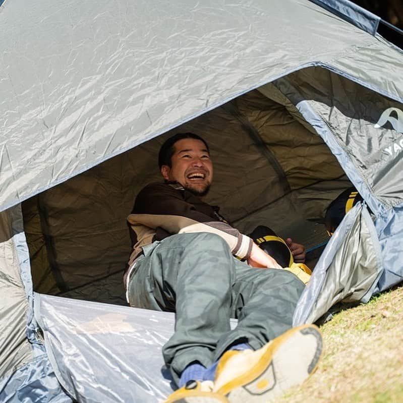 キャンプ情報サイト［ランタン］さんのインスタグラム写真 - (キャンプ情報サイト［ランタン］Instagram)「CAMP SMILE STYLE ／ キャンプで気持ちが解放された 二人はこんなに笑顔 ＼ いろんなキャンパーのキャンプスタイルを現地取材と一般キャンパーからの投稿で数多く掲載してます。 . . 詳しくは @lantern.camp webサイトをご覧ください . . #camp #camping #outdoor #travel #trip #lantern_smile #nature #キャンプ #キャンプ用品 #アウトドア #テント #自然 #旅行 #キャンプ初心者 #キャンプ好きな人と繋がりたい #キャンプスタイル #LANTERN #キャンプギア #こだわりキャンプギア #jetboil #ジェットボイル #ハンモック #yacone #yacone_テント #コーヒー #秋キャンプ #デュオキャンプ #かぶとの森テラス」11月25日 18時50分 - lantern.camp