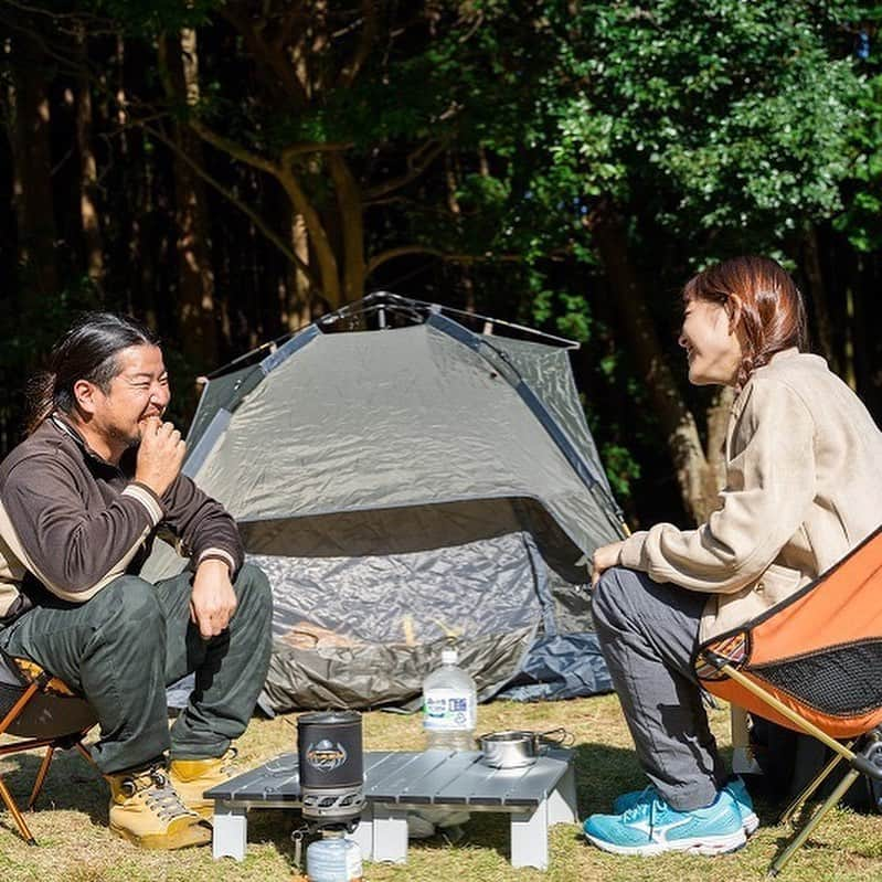 キャンプ情報サイト［ランタン］さんのインスタグラム写真 - (キャンプ情報サイト［ランタン］Instagram)「CAMP SMILE STYLE ／ キャンプで気持ちが解放された 二人はこんなに笑顔 ＼ いろんなキャンパーのキャンプスタイルを現地取材と一般キャンパーからの投稿で数多く掲載してます。 . . 詳しくは @lantern.camp webサイトをご覧ください . . #camp #camping #outdoor #travel #trip #lantern_smile #nature #キャンプ #キャンプ用品 #アウトドア #テント #自然 #旅行 #キャンプ初心者 #キャンプ好きな人と繋がりたい #キャンプスタイル #LANTERN #キャンプギア #こだわりキャンプギア #jetboil #ジェットボイル #ハンモック #yacone #yacone_テント #コーヒー #秋キャンプ #デュオキャンプ #かぶとの森テラス」11月25日 18時50分 - lantern.camp