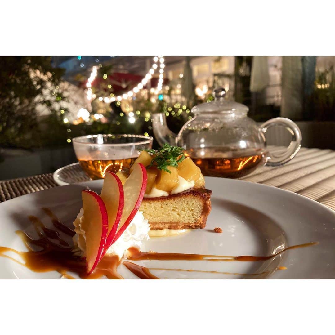 のインスタグラム：「， 仕事終わりにちょっと一息☕️🍰 テラス席のテントを眺めながら 紅茶とケーキを味わい、 グランピング気分も少し味わえました✨ ， #カフェ #テラス #テラス席 #ケーキ #紅茶 #キャンプ #グランピング」