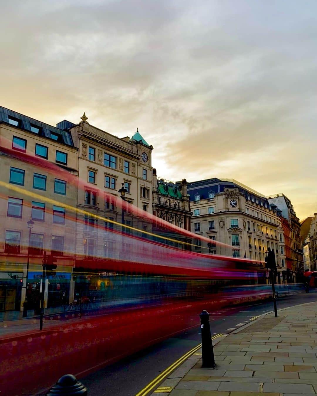 アジャ・ナオミ・キングのインスタグラム：「London Town 💋  📷: @pauseandrecharge」