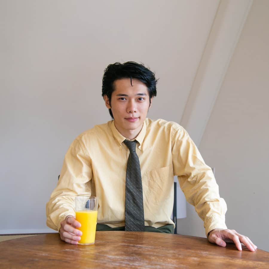 松㟢翔平のインスタグラム：「素敵なインタビューをしていただきました。 ﻿ 学生映画の撮影に明け暮れていた大学時代のこと、就活のこと、周りの友達のこと、など話させていただきました。リンクはプロフィールに！﻿ ﻿ ぜひよろしくお願い致します👦🏻 ﻿ Interviewed on @chitose_magazine  Writer @21.syrr Photographs @shun_booooy」