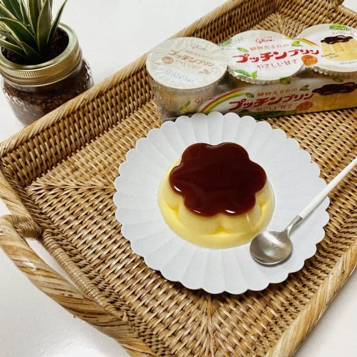 那須愛里のインスタグラム：「〝ぷっちん🍮🥄〟﻿ つるんっとのどごしがよく、﻿ どこか懐かしい味わいのするプッチンプリン✮﻿ ﻿ ﻿ 新商品として﻿ 「植物生まれのプッチンプリン」が誕生したよ︎︎︎︎☺︎﻿ ﻿ 「植物生まれのやさしい甘さで、カラダにもおいしい」﻿ ﻿ 動物原料は使用していなく、﻿ きび砂糖、豆乳、アーモンドといった﻿ カラダのことを考えた「植物性スイーツ」﻿ ﻿ 子供から大人まで楽しめるあじわいです。﻿ ﻿ ﻿ 昔この﻿ プッチンってする瞬間スキだったなぁ〜﻿ 生クリームのせたりして、ちょっとパフェ風にして食べたりしたなぁ🍒🥄﻿ .﻿ .﻿ .﻿ #Glico_PR﻿ #植物生まれのプッチンプリン﻿ #植物性スイーツ #プッチンプリン﻿ #スイーツ #プリン﻿ #おうちでスイーツ」