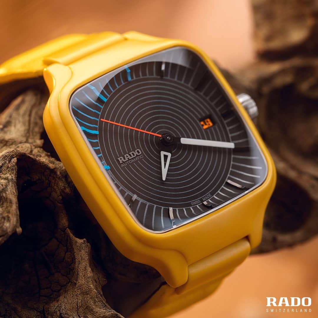 ラドーのインスタグラム：「British designer Tej Chauhan gives his name to the new True Square. The design collaboration brings us back to the future in style with bold colours and flowing shapes. #RadoDesignWeek #RadoTrueSquare #RadoxTejChauhan」
