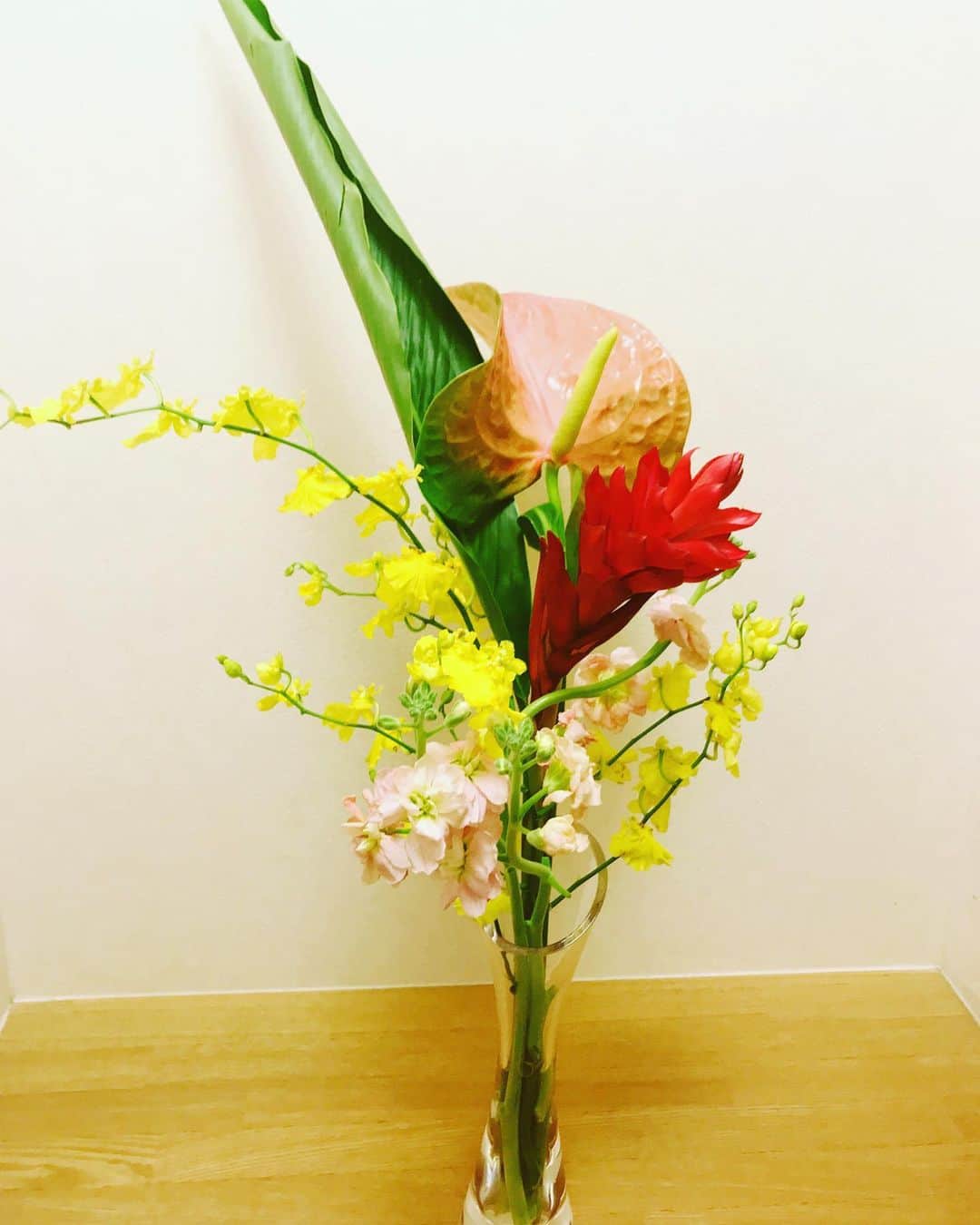 雪妃真矢のインスタグラム：「6周年のお祝い花💓 なるべく全種類お持ち帰り！ 正しい活け方わかんないから、習いに行きたいなと思ってるのよ〜かれこれ10年くらい笑  お花のある生活っていいね〜💐  デビュー記念日の11月とお誕生日の1月、年に2度はたっぷりお花のある生活🌸✨ ありがたいのです😊感謝💕」