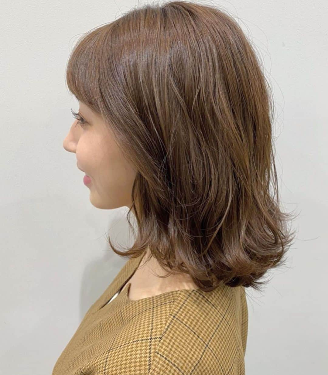 野嶋紗己子さんのインスタグラム写真 - (野嶋紗己子Instagram)「いつもお世話になっているヘアメイクさんに綺麗に巻いてもらって、、久々写真撮ってもらいました☺️🌸﻿ ﻿ 今日もちちんぷいぷいご覧いただきありがとうございました。そして明日は、ミント！内、「野嶋がミント！」(17:10ごろ〜)も是非ご覧ください🌱🌱﻿ ﻿ そしてそのあと、19:30〜は、﻿ @mbs.ana で同期の清水アナウンサーとインスタライブしますよー！お楽しみに！！！﻿ ﻿ #ちちんぷいぷい #ミント! #しみのじ﻿ #ヘアメイク #インスタライブ ﻿#是非ご覧ください！！」11月25日 19時08分 - nojima_sakiko