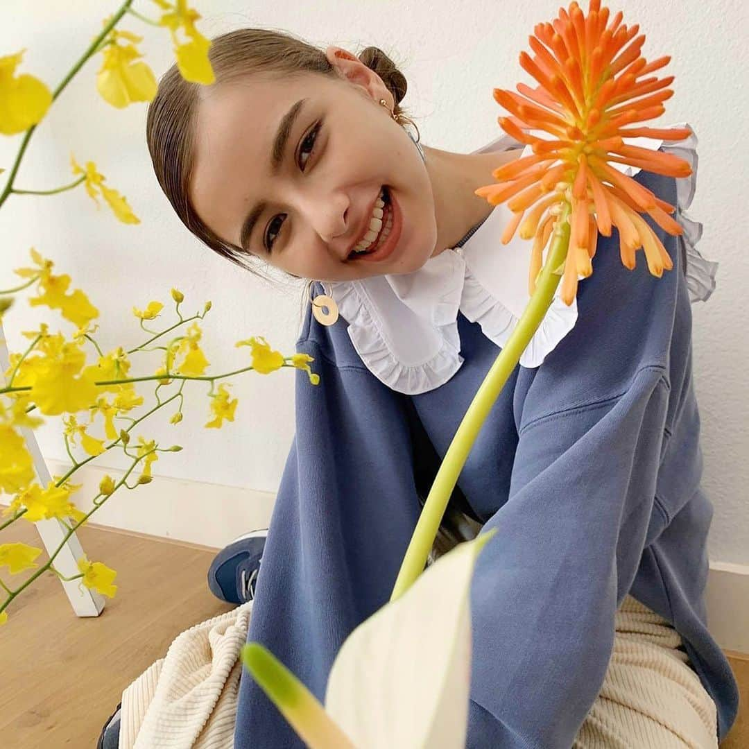 ViViさんのインスタグラム写真 - (ViViInstagram)「ViVi12月号の 「ゆりかでん的FW名品」から さくらのオフショットをお届け🌈 ゆりかでん的には この秋冬は、青とみどりのカラーものが イチオシみたい💚💙 カラーもので今年っぽさを出してみるのはどう？ 洋服のブランドが気になったら 3、4枚目をチェックしてみてね❣️ #vivi #vivi12月号 #嵐莉菜 #viviモデルは世界イチ可愛い #トレンド #トレンドコーデ #ボアコート #ロングコート #カラーコーデ #カラーコーディネート #アクセサリー #ビーズアクセサリー #ビーズネックレス #ビーズアクセ #スウェット #スウェットコーデ #襟 #襟付き #ピアス #アクセサリー」11月25日 19時10分 - vivi_mag_official