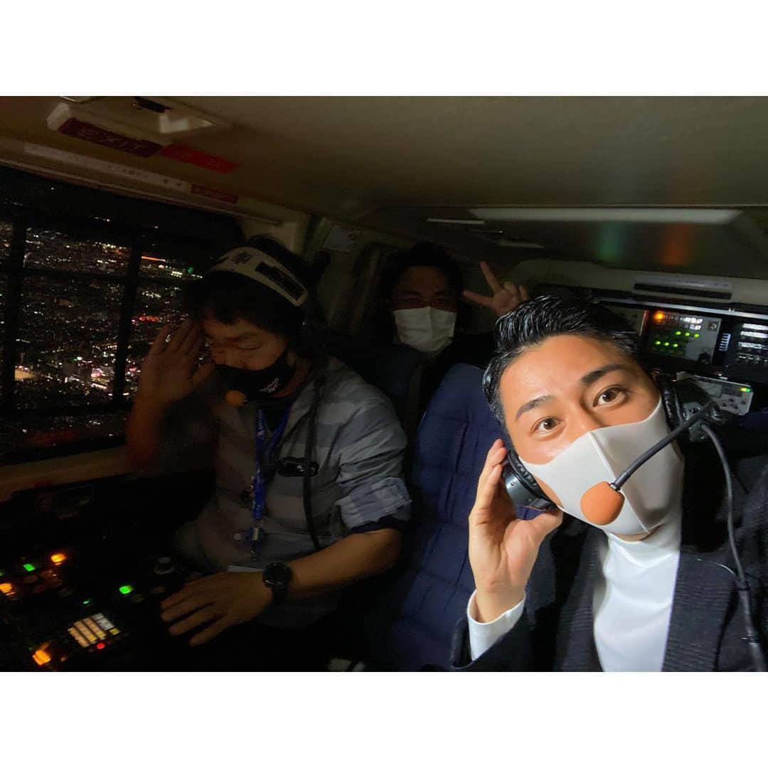 木村拓也のインスタグラム：「. 先日、東京の夜の空🌉から ヘリコプターで生中継でした🚁  乗り物酔いでもう少し 口からアクティブするところでした、、、。  #アクティブ中継　 #夜の東京」