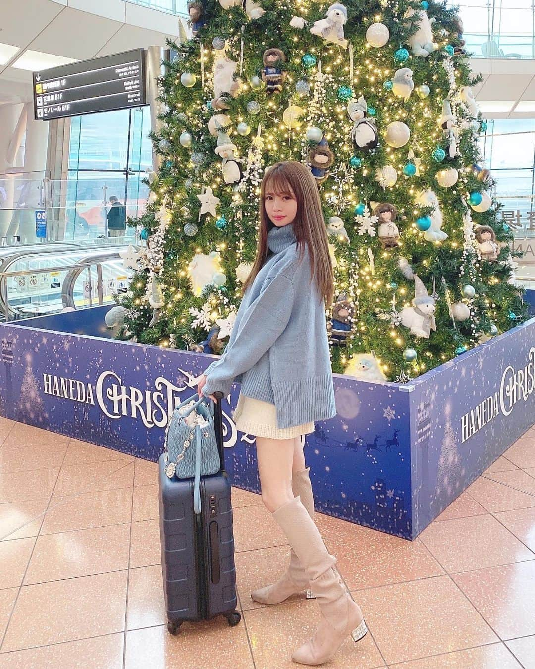 Isakoさんのインスタグラム写真 - (IsakoInstagram)「羽田空港✈️💖 　 今日のトラベルコーデ👗💫 羽田空港の大きくてとっても可愛いクリスマスツリーと撮りました🎅🎄 　 　  　 　 　 #羽田空港#羽田空港第2ターミナル#hanedainternationalairport#hanedaairport#トラベル#トラベルバッグ#キャリーケース#キャリーバッグ#ゆるコーデ#クリスマスツリー」11月25日 19時12分 - ichaaako