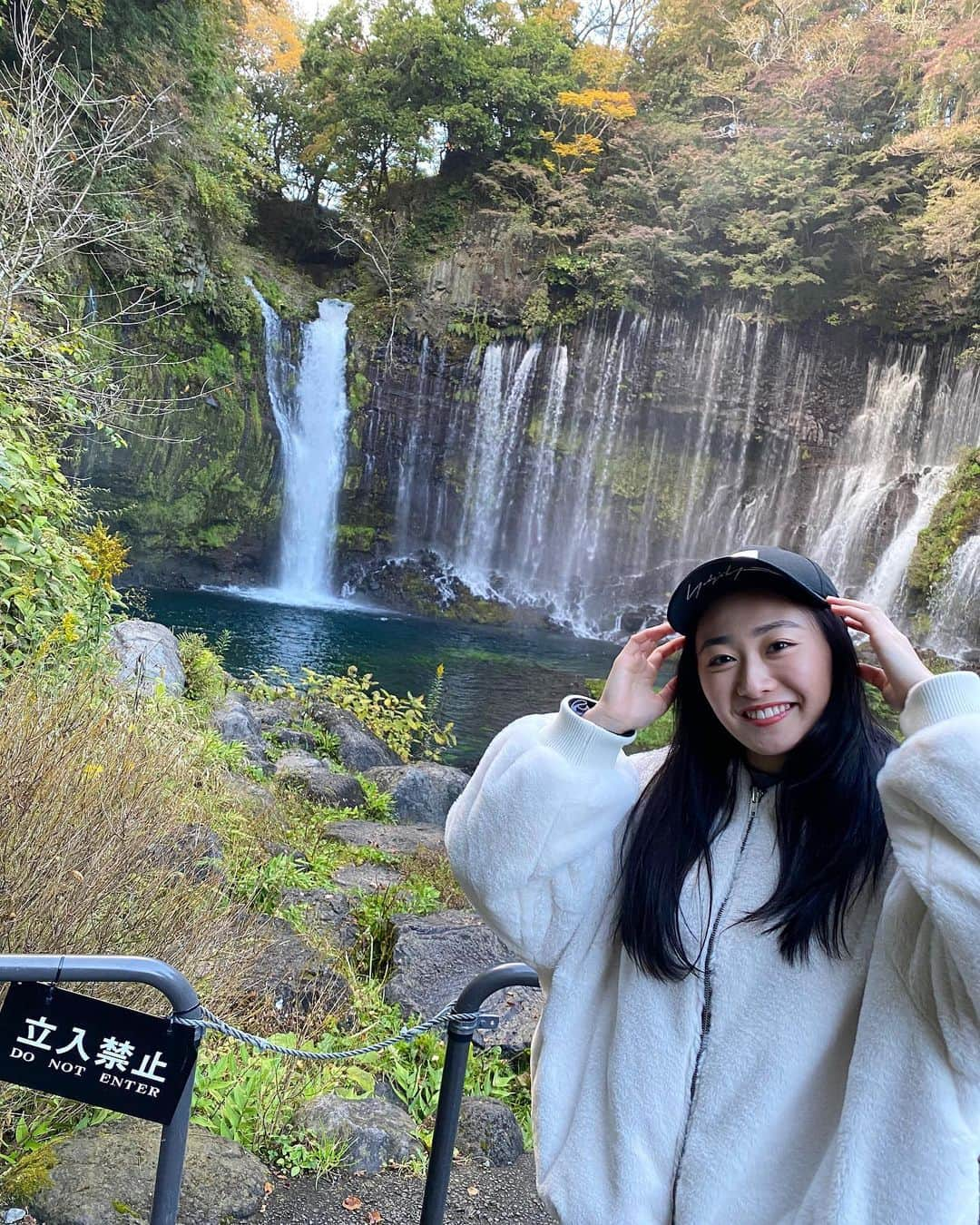 天野真彩のインスタグラム：「. 富士の雪解け水の白糸の滝🐉  立ち入り禁止の所入っちゃいました😁  #白糸の滝#白糸ノ滝 #天下の名瀑  #富士山#滝#マイナスイオン#静岡 #世界遺産#世界文化遺産#文化的景観  #shrine#shiraitofalls#shiraitonotaki  #shizuoka#fall#worldheritage#mtfuji  #worldculturalheritage#heritage #camera #landscape#landscapephotography」