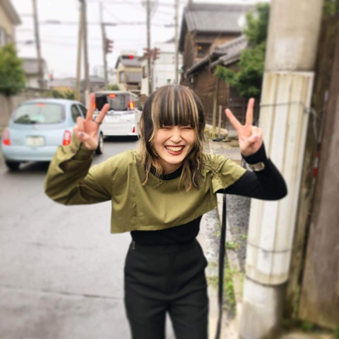 カノエラナ（スタッフ）のインスタグラム：「✌︎☺️✌︎﻿ ﻿ ﻿ みなさん、こんばんは！！﻿ New Album「ぼっち3」がリリースになって1か月経過しましたね。今も聴いてくれていますか？☺️☺️﻿ 秋冬にぴったりのアルバムとなっておりますので、引き続きヘビロテしてくださいね🎧🎶﻿ ﻿ あ、あと、音楽情報番組「うたなび！」12月度マンスリーソングに #あの子のダーリン のミュージック・ビデオが選ばれました💃✨﻿ こちらもチェックよろしくです✌︎﻿ ﻿ ﻿ #カノエラナ﻿ #ぼっち3﻿ #ジャケ写撮影オフショット📸﻿ #久々のカノエくしゃスマイルあげてみた☺︎﻿ #それで思い出したけど﻿ #ほんまカノエくんっておもろいねん﻿ #おるだけでツッコミどころ満載というか﻿ #こないだもエレベーター乗る時に﻿ #開くボタン押してどうぞ〜言うて誘導したときに﻿ #カノエくんのほうから﻿ #蚊の鳴くような声が聞こえてきたきがして﻿ #ん？？？？？なんかいうた？？？気のせいかなあ😟﻿ #ていうたら﻿ #ありがとうございますていうたんですけど...﻿ #ありがとうすら届かなくてすみません...😭て﻿ #そんなことある？！！ておもったけど﻿ #カノエくんあるあるやったわ﻿ #あんなに普段声出して歌ってるのに﻿ #普段省エネすぎておもろいなぁ﻿ #て改めておもったよね☺️﻿ #たまに日常系のお話もしてくなぁ﻿ #おたのしみに﻿ #そいぎ〜﻿」