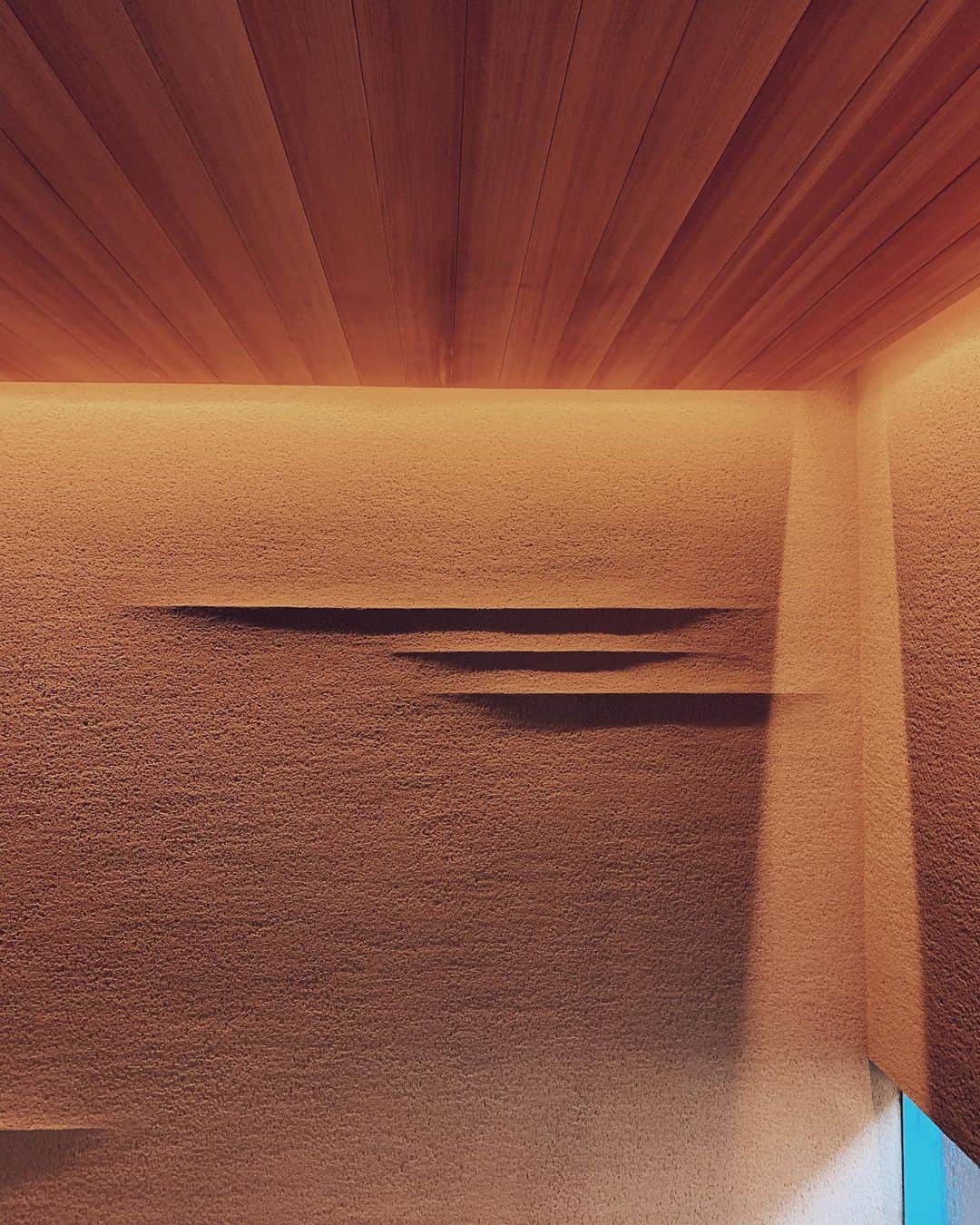 瀬畑茉有子さんのインスタグラム写真 - (瀬畑茉有子Instagram)「Best hotel  @garan.kyoto  . . 大正時代の日本家屋の建築様式を残した 1日1組限定の丸々一棟を贅沢に借りれるお宿です。 . . 宿の中は、美術館のように目に入る物全てが洗練されていて職人の温かさを感じます。 . . 細部にまでおもてなしを感じる特別な場所🌿 .  最近では、 アーユルヴェーダトリートメントや プライベートピラティスレッスンや 花の生け込みレッスンなども体験できながらこの贅沢な一棟宿に泊まれる 3泊4日のリトリートプランも出来たみたいです✨ . また京都に行く時は伽藍に泊まりたいな . . . #伽藍下鴨　#garanshimogamokyoto #japan  #kyoto #京都　#travelphotography  #大正時代の家屋　#京都紅葉 #besthotel」11月25日 19時18分 - sehatamayuko
