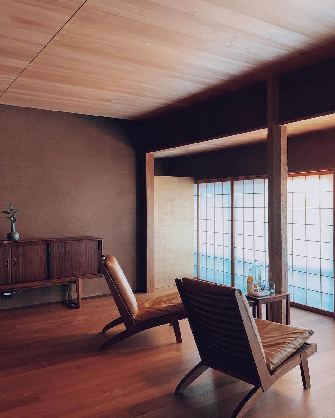 瀬畑茉有子さんのインスタグラム写真 - (瀬畑茉有子Instagram)「Best hotel  @garan.kyoto  . . 大正時代の日本家屋の建築様式を残した 1日1組限定の丸々一棟を贅沢に借りれるお宿です。 . . 宿の中は、美術館のように目に入る物全てが洗練されていて職人の温かさを感じます。 . . 細部にまでおもてなしを感じる特別な場所🌿 .  最近では、 アーユルヴェーダトリートメントや プライベートピラティスレッスンや 花の生け込みレッスンなども体験できながらこの贅沢な一棟宿に泊まれる 3泊4日のリトリートプランも出来たみたいです✨ . また京都に行く時は伽藍に泊まりたいな . . . #伽藍下鴨　#garanshimogamokyoto #japan  #kyoto #京都　#travelphotography  #大正時代の家屋　#京都紅葉 #besthotel」11月25日 19時18分 - sehatamayuko
