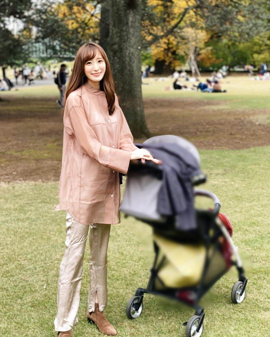 小林真由のインスタグラム：「autumn🍁﻿ 子供が生まれてから新宿御苑が大好きになりました🍂✨ ござの上で寝っ転がるだけでずっといられる🐘 心地よい季節も後少しかな🌰 ﻿ ﻿ #ベビーカーの中を全力でぼかしてもゴザ感が消えない🥸　 #ファッション #コーデ #ママコーデ #女の子ママ #男の子ママ #ママライフ #コーディネート #2歳 #生後3ヶ月 #ベビー #二人育児 #coordinate #fashion」