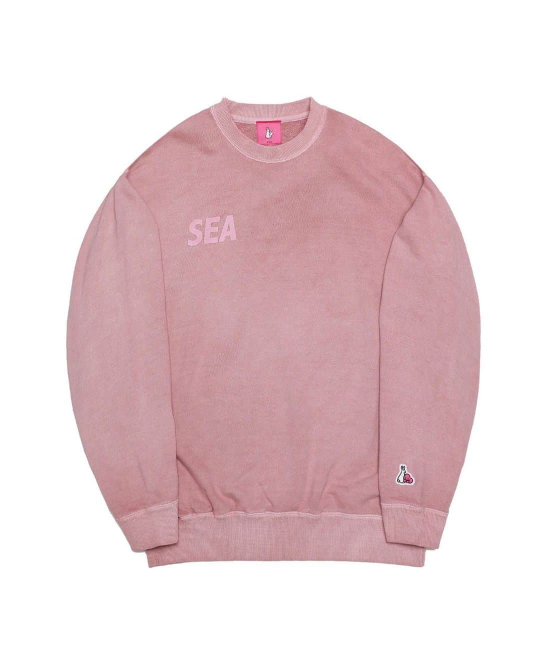#FR2梅(UME)さんのインスタグラム写真 - (#FR2梅(UME)Instagram)「The capsule collection with WINDANDSEA will be released on Saturday, November 28th.  The collaboration limited edition sweatshirt, which combines WINDANDSEA's iconic plum blossom and WINDANDSEA's logo design with #FR2 plum blossom in pink, which is the image color of #FR2 plum, as well as sweatshirts and pants that can be worn as a t-shirt or set.   #These sweatpants are available at WINDANDSEA retail stores and ONLINESTORE for each brand.  11月28日(土) からWINDANDSEAとのカプセルコレクション商品を発売します。  #FR2梅 のイメージカラーであるピンクをベースにWINDANDSEAを象徴するロゴデザインと＃FR２梅 のアイコンである梅の花を組み合わせたコラボ限定デザインのトレーナーをはじめ、Tシャツ・セットアップでも着られるスウェット・パンツの４型です。   #FR2梅 ・WINDANDSEA直営店舗及び各ブランドONLINESTOREでお買い求めいただけます。  與 WINDANDSEA 聯名合作的膠囊系列商品將於 11 月 28 日（六）開始販售。 以 「#FR2梅」的代表顏色粉紅色為基底，加上象徵 WINDANDSEA 的 LOGO 設計與 #FR2梅 的標誌圖像，亦即梅花所組合而成的限定聯名設計，除了有休閒運動上衣，還有T恤、可成套穿著的休閒上衣及長褲，共四種款式。  您可於 #FR2梅 及 WINDANDSEA 的直營門市及品牌的線上商店購買商品。  与WINDANDSEA合作的胶囊系列将于11月28日（周六）起发售。 是以#FR2梅 的形象色—粉色为底色，搭配象征WINDANDSEA的标志设计与#FR2梅 标志性梅花的限定版设计卫衣，除此以外还有可与T恤衫配套穿着的4款运动裤。   可在#FR2梅 ・WINDANDSEA直营店及各品牌网上商店购买。  #windandsea#fr2umeandsea#FR2梅#FR2ume」11月25日 19時19分 - fr2ume