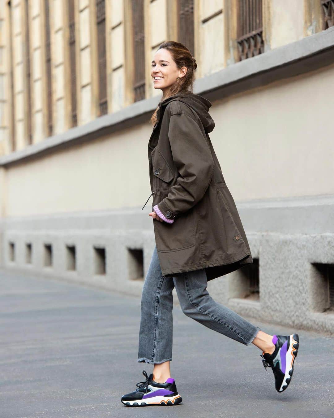 マチルダ・ルッツのインスタグラム：「Walking the streets in @hoganbrand #HoganJourney #AtYourPace #adv」