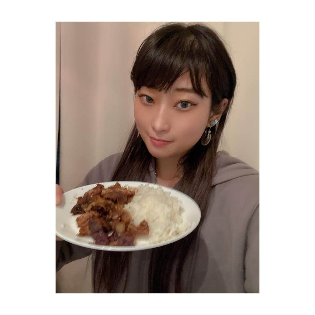 naokoのインスタグラム：「トマトとブルーベリーを入れるいわきカレーを作ってみたよ💓 レシピに忠実に作ったのでとっても美味しい😆💕 カレー粉とか残っているので、またアレンジして作りたいと思います！ . . @iwaki_curry_official  @narrow_official  . #おうちdeいわきカレー #いわきのめぐみ #おうちごはん #おうちカフェ #おうち時間 #カレー #カレー好きな人と繋がりたい #いわき市 #いわきグルメ #ネギ #ネギ料理 #スパイス #スパイスカレー #ブルーベリー #ジャム #隠し味 #トマト #トマト料理」