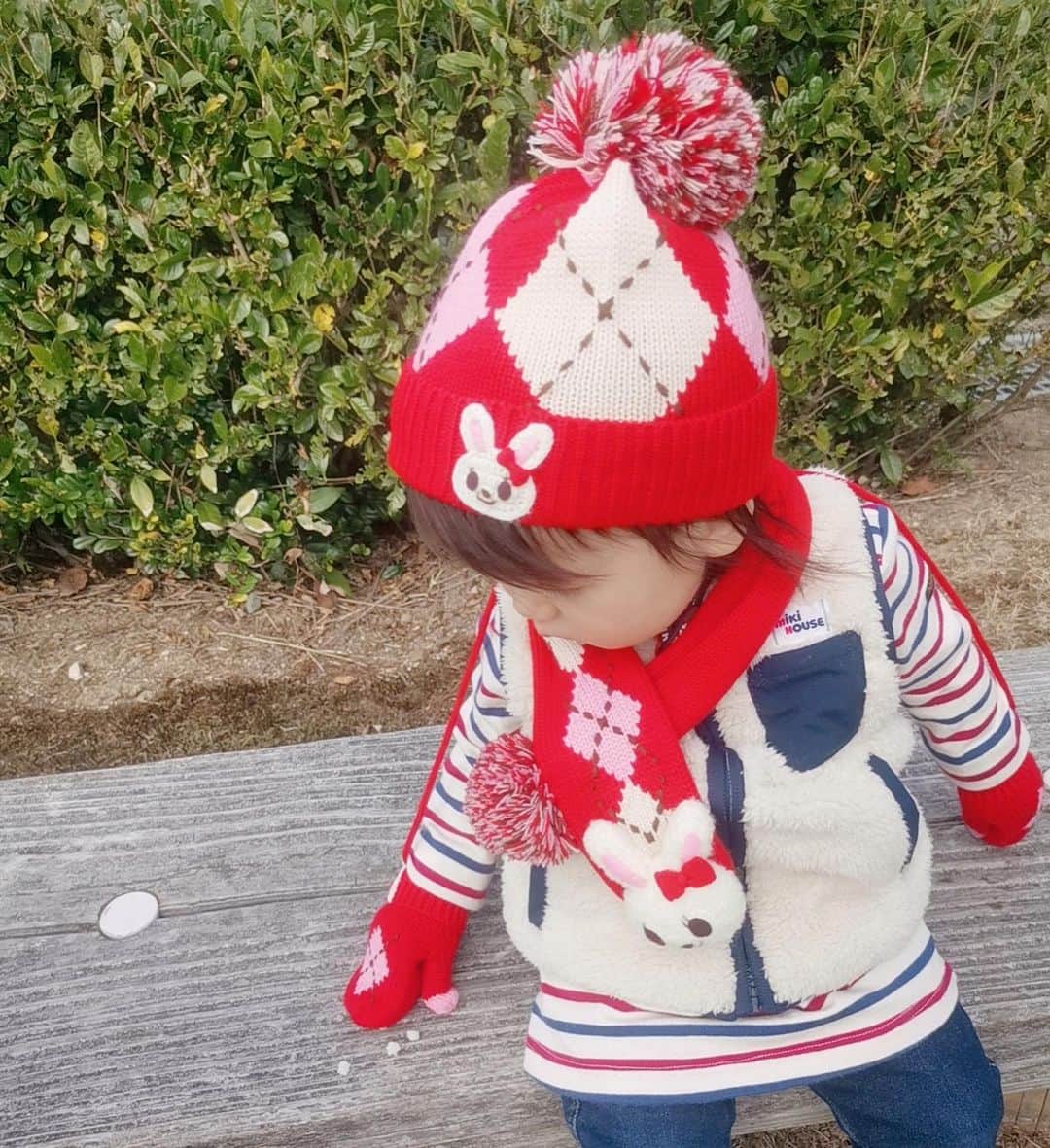 MIKI HOUSE ミキハウスさんのインスタグラム写真 - (MIKI HOUSE ミキハウスInstagram)「暖かかった先週とは一変、 今週は一気に冷え込みました。  帽子やマフラーなどのニット小物は お外遊びが大好きな子どもたちの防寒に 欠かせないアイテム。  同じシリーズで揃えてあげると 統一感が出て、可愛らしさもUPします🐰♡ 【1歳7か月 女の子】 ・ ・ #mikihouse #kidsfashion #ミキハウス #キッズコーデ #赤コーデ #ニット帽 #ニット帽コーデ #キッズファッション #うさちゃん #うさこ #todayscode #毎日コーデ #新作アイテム #女の子ママ」11月25日 19時31分 - mikihouse.official