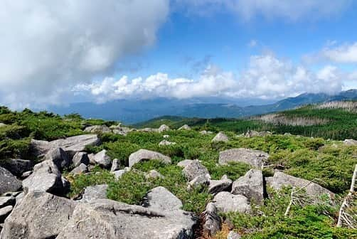 一双麻希 さんのインスタグラム写真 - (一双麻希 Instagram)「見上げると東天狗の頂上。⛰ この景色、山登ってる感がすごくあってテンション上がったなぁ。。✨✨😆 2枚目の中山展望台も、開放感抜群で、青空が気持ち良い場所でした😌  昨日今日と東京はグンと寒くなりましたね。😭 もうそろそろ秋もおしまいなのかな、、 皆さん暖かくして、お身体お気をつけて✨！ ・ #いっそうまきchannel  #YouTube #八ヶ岳 #天狗岳 #登頂 #東天狗 #中山展望台 #トレッキング #登山 #トレッキング女子 #自然好き #アウトドア好き #山登り女子 #山好き #山ガール #山写真 #自然写真 #登山初心者 #絶景  #trekking #hiking #yatsugatake #naturephotography #outdoors #japanphotography #japanview  #mountainview」11月25日 19時24分 - isso_maki315