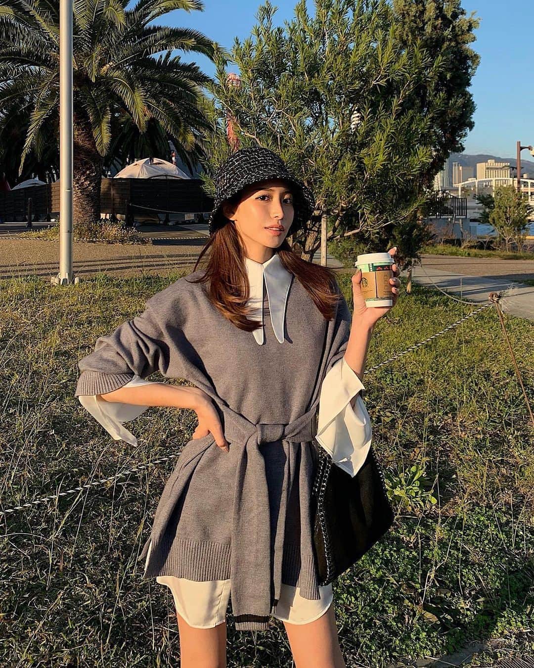 藤田麻里のインスタグラム：「昨日ストーリーに載せて 質問多かったこちらのワンピは @mirror.me_official のものです♥️  ツイード生地のバケハも一目惚れ🥰‼︎  スタバひさしぶりに飲んだぁ😘✌️  #ミラーミー#MirrorMeスタイル#selectshopmirrorme」