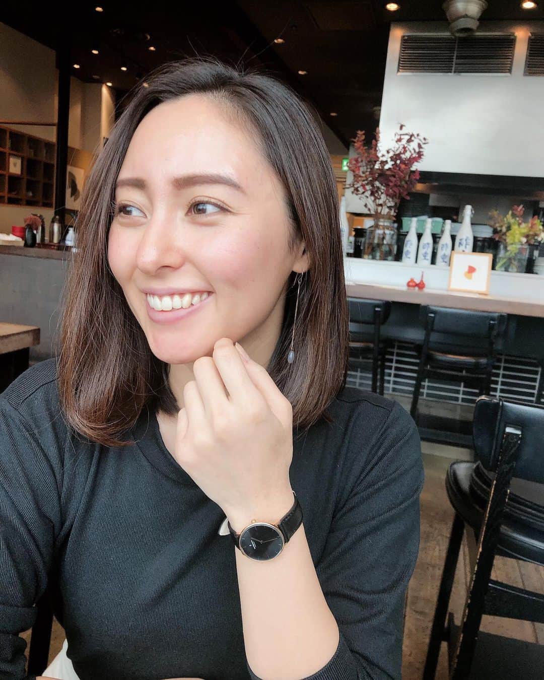 東美樹さんのインスタグラム写真 - (東美樹Instagram)「身につけるアイテムのブランドコンセプト、ストーリーを知ることって大切ですよね🌱 買い物をする時に選ぶ基準がとても変わった2020年。  大好きな北欧の腕時計ブランド 【Nordgreenノードグリーン】  今回もご縁があり、Black Firdayキャンペーンでコラボすることになりました。 2回目のオファーを受けた理由も前回同様、彼らのブランドコンセプトの一つ、『環境、子供たちの将来をサポートすること』が取り入れられている事に素敵だなと思ったから🌱💫  以下の三つから自分で選べる”参加型支援”を導入されています。 ✔️中央アフリカ共和国の方1人に2ヶ月間清潔な水を提供 ✔️インドの子供の1人に、1ヶ月間の教育 ✔️中南米の200平方メートルの熱帯雨林を保護  自分が購入した時計の売り上げの一部がどこに割り当てられているのかわかる事、そして支援する内容が自分で選べる事でその支援について ”知ること” ができる。  “知ること”　 “自分で調べること”  色々な情報が出回る世の中、情報リテラシーがさらに強く問われる時代。自分が納得した情報を得るにはまず疑問に思う事、そして自分で調べて知ることが大切ですよね。  社会貢献もどこの団体のどこの国の…etc　とか色々あってわからない。そのきっかけ作りをファッションからできるって素敵だなと思うんです😊🌱💫  今回はブラックフライデーキャンペーンということでクーポン使用で35%offになるみたいですよ〜！男女どちらも取り揃えているので彼氏、彼女のクリスマスプレゼントにも良いかも🌟  私は今回もヴィーガンレザーをチョイス。 色は冬らしオールブラックにローズゴールド。 つけ心地がとても良く愛用中です🙆🏻‍♀️ ⌚️Native Dial: ブラックダイヤル x ローズゴールド strap: ブラックヴィーガンレザー size: 32mm  セールの時期、ランダムに買うのはやめて、「ここのブランドコンセプトが素敵だからサポートしたい！」を購入するときの基準の一つに取り入れてみてはいかがですか？😌🎵  @nordgreenofficial_japan @nordgreenofficial  【Nordgreen ノードグリーン】 35% off クーポンコード: higashi35 有効期限: 11/21〜12/1まで . . . #PR #nordgreen #ノードグリーン #腕時計 #手元コーデ #時計好きな人と繋がりたい #danishdesign #scandinaviandesign #minimalism #sustainablefashion #ecofriendly #veganleather #animist #北欧デザイン #手元倶楽部 #サステナブルファッション #環境に優しい #地球を守ろう #エコフレンドリー #東美樹 #mikihigashi #animistmiki」11月25日 19時26分 - mikko.36___
