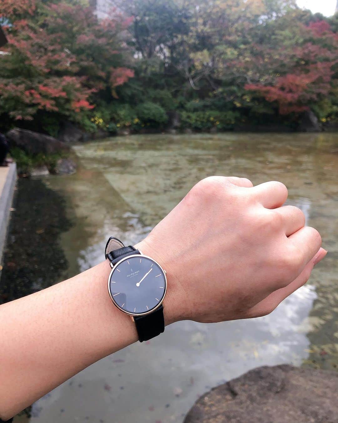 東美樹さんのインスタグラム写真 - (東美樹Instagram)「身につけるアイテムのブランドコンセプト、ストーリーを知ることって大切ですよね🌱 買い物をする時に選ぶ基準がとても変わった2020年。  大好きな北欧の腕時計ブランド 【Nordgreenノードグリーン】  今回もご縁があり、Black Firdayキャンペーンでコラボすることになりました。 2回目のオファーを受けた理由も前回同様、彼らのブランドコンセプトの一つ、『環境、子供たちの将来をサポートすること』が取り入れられている事に素敵だなと思ったから🌱💫  以下の三つから自分で選べる”参加型支援”を導入されています。 ✔️中央アフリカ共和国の方1人に2ヶ月間清潔な水を提供 ✔️インドの子供の1人に、1ヶ月間の教育 ✔️中南米の200平方メートルの熱帯雨林を保護  自分が購入した時計の売り上げの一部がどこに割り当てられているのかわかる事、そして支援する内容が自分で選べる事でその支援について ”知ること” ができる。  “知ること”　 “自分で調べること”  色々な情報が出回る世の中、情報リテラシーがさらに強く問われる時代。自分が納得した情報を得るにはまず疑問に思う事、そして自分で調べて知ることが大切ですよね。  社会貢献もどこの団体のどこの国の…etc　とか色々あってわからない。そのきっかけ作りをファッションからできるって素敵だなと思うんです😊🌱💫  今回はブラックフライデーキャンペーンということでクーポン使用で35%offになるみたいですよ〜！男女どちらも取り揃えているので彼氏、彼女のクリスマスプレゼントにも良いかも🌟  私は今回もヴィーガンレザーをチョイス。 色は冬らしオールブラックにローズゴールド。 つけ心地がとても良く愛用中です🙆🏻‍♀️ ⌚️Native Dial: ブラックダイヤル x ローズゴールド strap: ブラックヴィーガンレザー size: 32mm  セールの時期、ランダムに買うのはやめて、「ここのブランドコンセプトが素敵だからサポートしたい！」を購入するときの基準の一つに取り入れてみてはいかがですか？😌🎵  @nordgreenofficial_japan @nordgreenofficial  【Nordgreen ノードグリーン】 35% off クーポンコード: higashi35 有効期限: 11/21〜12/1まで . . . #PR #nordgreen #ノードグリーン #腕時計 #手元コーデ #時計好きな人と繋がりたい #danishdesign #scandinaviandesign #minimalism #sustainablefashion #ecofriendly #veganleather #animist #北欧デザイン #手元倶楽部 #サステナブルファッション #環境に優しい #地球を守ろう #エコフレンドリー #東美樹 #mikihigashi #animistmiki」11月25日 19時26分 - mikko.36___