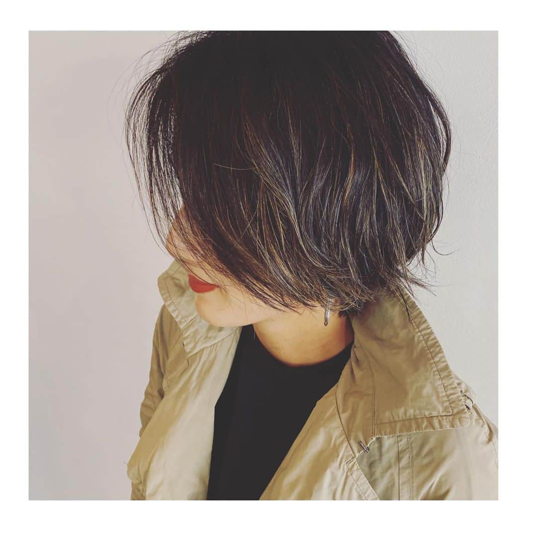 坪田あさみのインスタグラム：「. マスクの時代の落ちないリップ。 かなちゃん @kanakosato1019 がUPしていたのを マネしたらすごくよかったので共有😊 色もよいし唇も荒れないよ👍 .  #lip @maybelline #superstaymatteink #135 #プチプラコスメ  #カジュアルメイク #落ちないリップ  #アラフォー#アラフォーヘア #あらふぃふ #アラフィー　#アラフィーヘア #アラフィフコーデ#40代ファッション #40代コーデ　#40代ヘアスタイル #大人コーデ #大人カジュアル #大人ヘア」