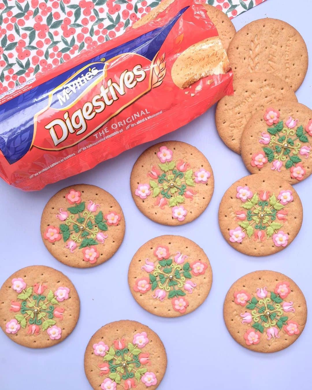 KUNIKAのインスタグラム：「I decorated on my favorite McVitie's biscuits🍪 These are the perfect treats of tea time! Thank you for watching my IG live. The next IG live will be from 13:00 UK time on November 27th.   先日のインスタライブでデコレーションしたMcVitie'sのビスケット。🌷 全粒粉で甘すぎず、ついつい食べてしまうおいしさです。 日本でも買えるので、食べたことない方はぜひ試してみてください☻ ダークチョコレートがディップされてるのも好きです。  次のインスタライブは11月27日(金)の日本時間22:00〜からやります🍬  イギリスのビスケットは個包装されてないことが多いなと、改めて思いました。 一個一個包装されてるよりずっとゴミが少なくて良いな🌱  #artofkunika」