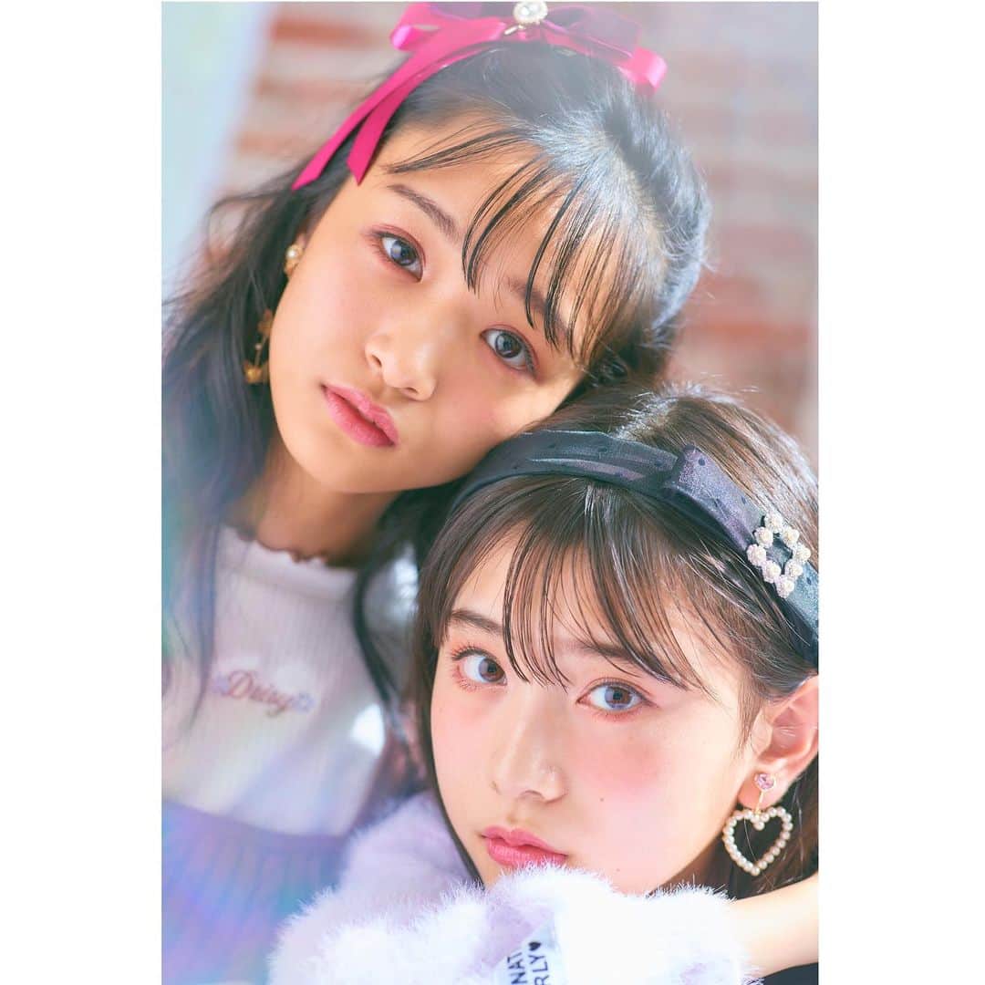 ニコ☆プチのインスタグラム：「🎀❄️💖🌟 アップも撮ってたの😉 YouTubeのオフショもチェックしてね🎥💓 . . . #12月号表紙アザーカット📸 #近藤藍月  #中山あやか」