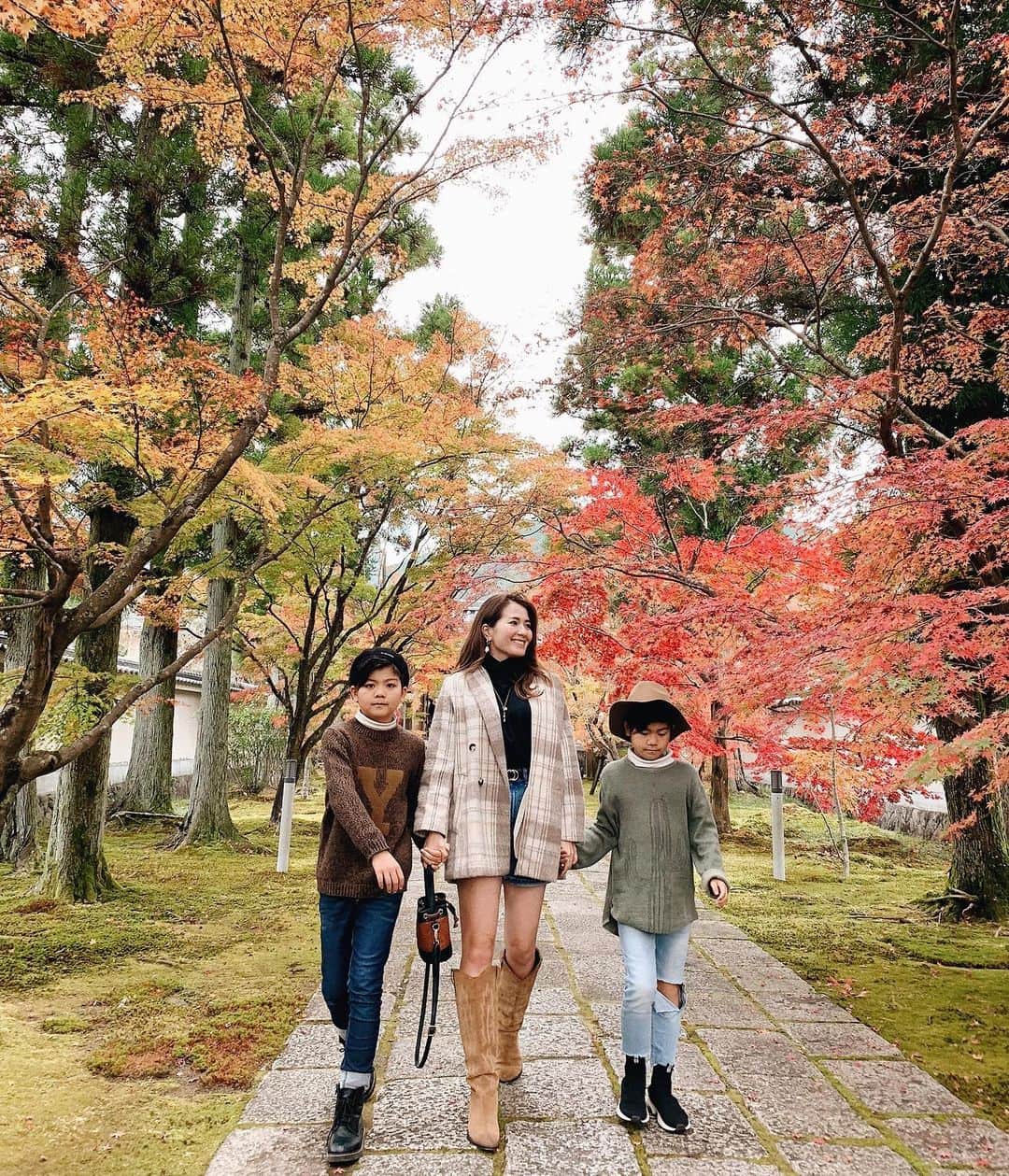 misatoさんのインスタグラム写真 - (misatoInstagram)「♡︎ʾʾ お水を買いに行った帰りに 近くにある紅葉が綺麗なお寺へ🍁 . 真っ赤な紅葉と苔のコントラストが 綺麗だったなぁ☺︎ 四季って素晴らしい♡」11月25日 19時40分 - leialoha319
