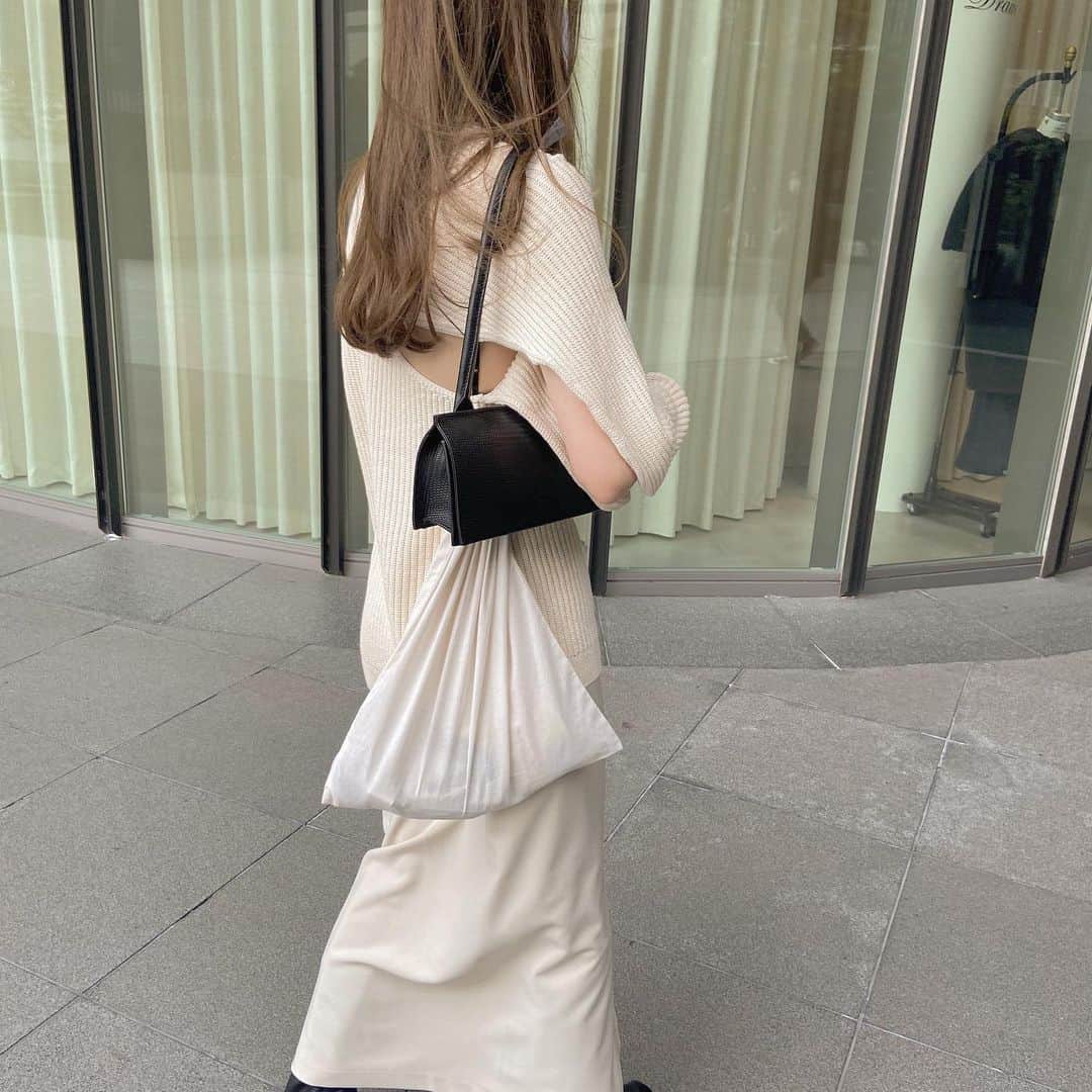 i am aiのインスタグラム：「気づけば12月目前 ! ことしもあっという間に1年が過ぎるのね ガラッと変わった環境にも知らぬ間に慣れてこうして日々過ぎ去っていくんだな、と物思いにふける。 その中でもたまに会える友達との時間やおいしいご飯に幸せを感じて、気力をもらってます🤍もう少し頻繁にあいたいー ㅤㅤㅤㅤㅤㅤㅤㅤㅤㅤㅤㅤㅤ ㅤㅤㅤㅤㅤㅤㅤㅤㅤㅤㅤㅤㅤ そして相変わらずのいつの写真シリーズ。 お気に入りの巾着はアイライナー蓋閉まってなくてダルメシアンになりました🥺🥺🥺すぽっとる頑張る ㅤㅤㅤㅤㅤㅤㅤㅤㅤㅤㅤㅤㅤ ㅤㅤㅤㅤㅤㅤㅤㅤㅤㅤㅤㅤㅤ ㅤㅤㅤㅤㅤㅤㅤㅤㅤㅤㅤㅤㅤ 今見るとだいぶ寒そうな穴あきニット🧶」