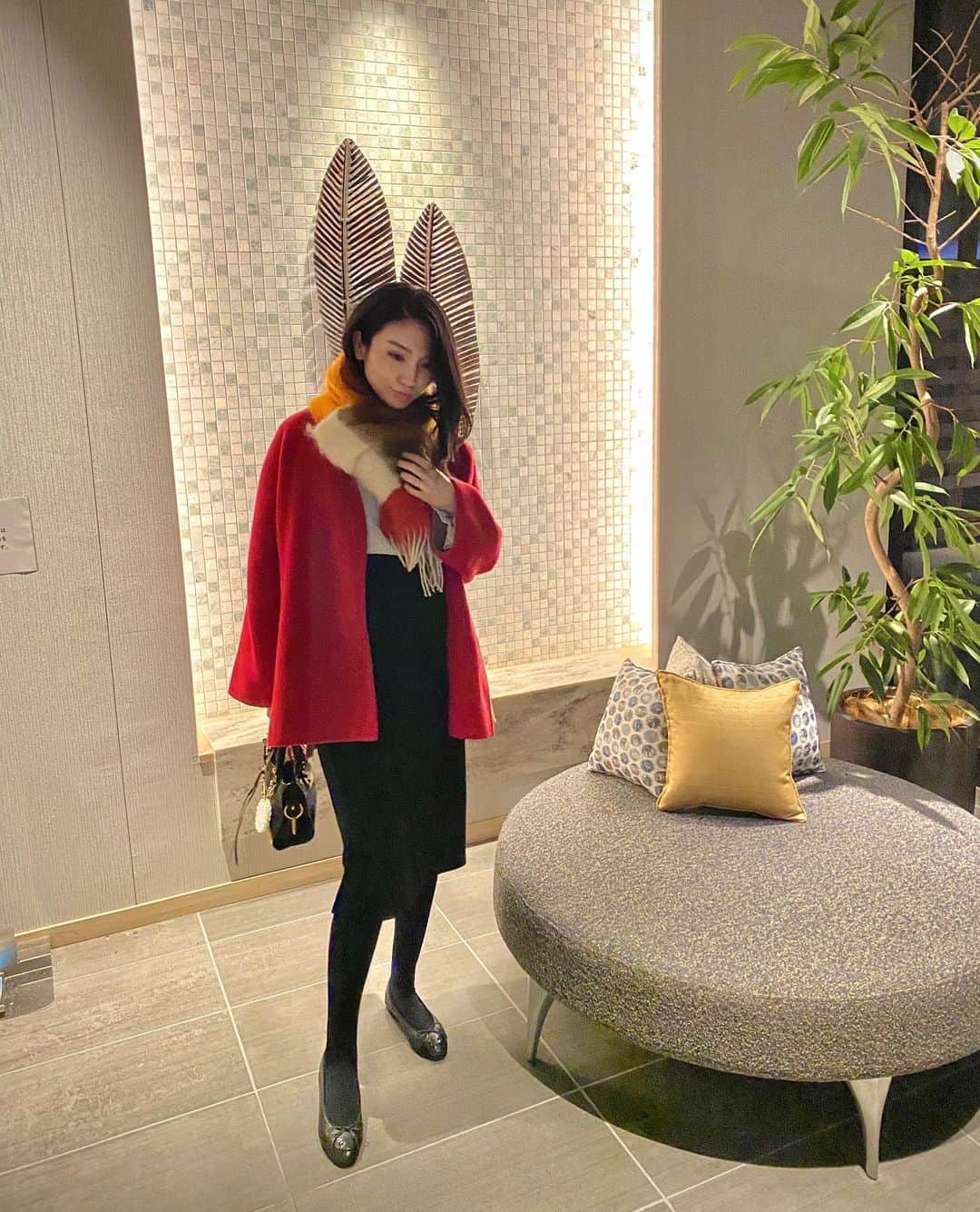 吉田愛璃のインスタグラム：「. . 私服撮ってってなって撮った瞬間人がきて気まずくて撮れなくなった唯一の一枚📸w   なんか最近色物ブーム😎🌈❤️💛  #ぷんにー #ぷんにーらいふ #妊婦コーデ #妊婦ファッション #妊婦の冬 #マフラー　#フラットシューズ #妊娠6ヶ月 #loewe #chanel  #balenciaga」