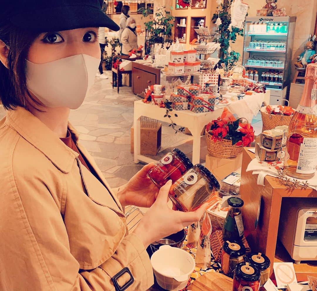 浜田真衣のインスタグラム：「お久しぶりですの投稿📸 皆さん、お元気ですか？  3次オーディションも無事終えて 結果待ち｡・:＋° ランキング投票では、現在トータル1位で走らせてもらってます😍  まだまだこれからも ワクワクする未来が待ってる！絶対に♡  久しぶりにフラッと出かけたら 街はもうXmasの気配が…♡  #浜田真衣 #monaカフェ #xmas #instalike #instapic #japanese #さんぽ」