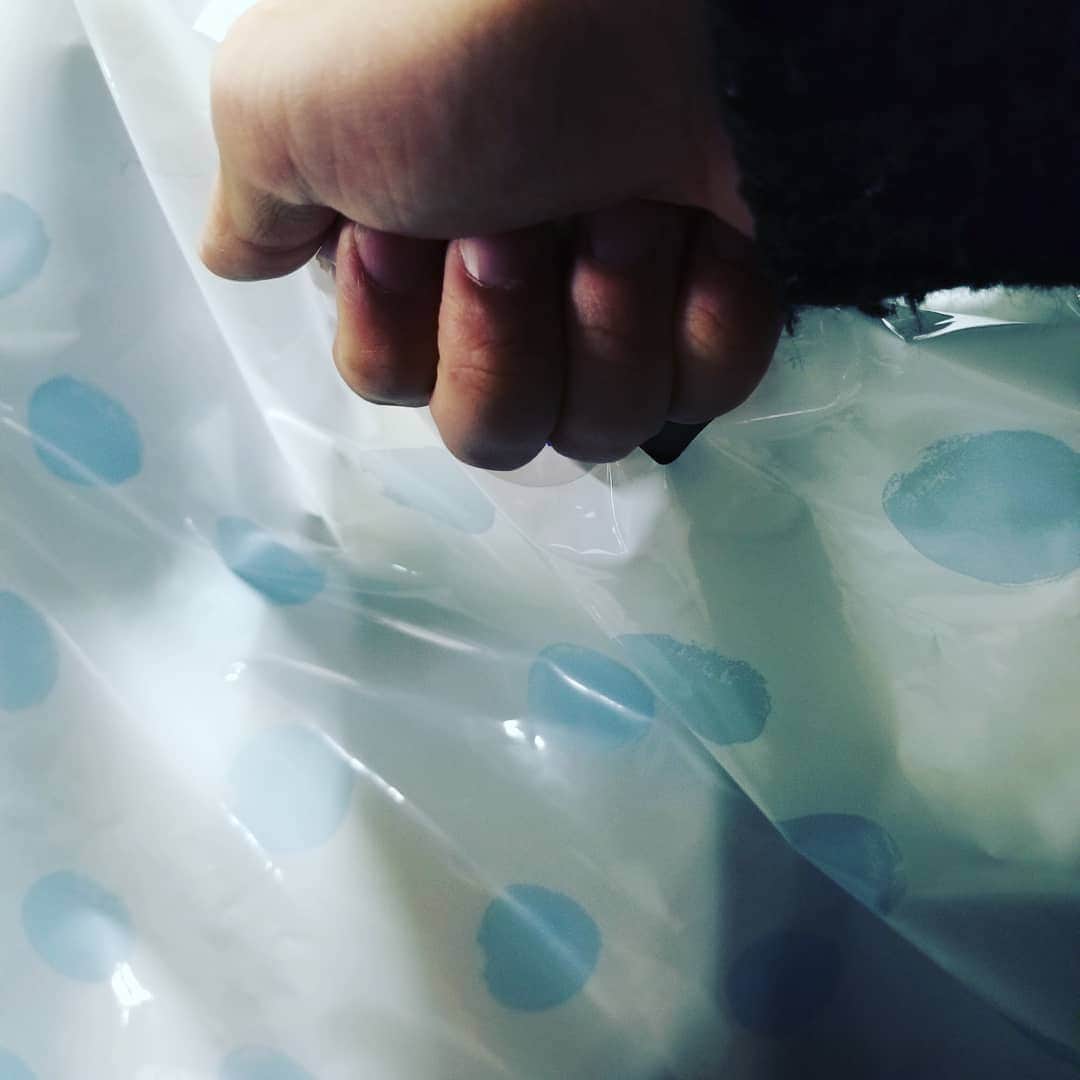 紘毅さんのインスタグラム写真 - (紘毅Instagram)「赤ちゃん服を見てて『お祝いですか？』といわれ『いや、娘に買って帰ろうかなと思って』という憧れの一言をついに言ってしまった。早くかーえろ♪ #娘へ #プレゼント #マスクの下はニッコニコ」11月25日 19時36分 - hirokinginging