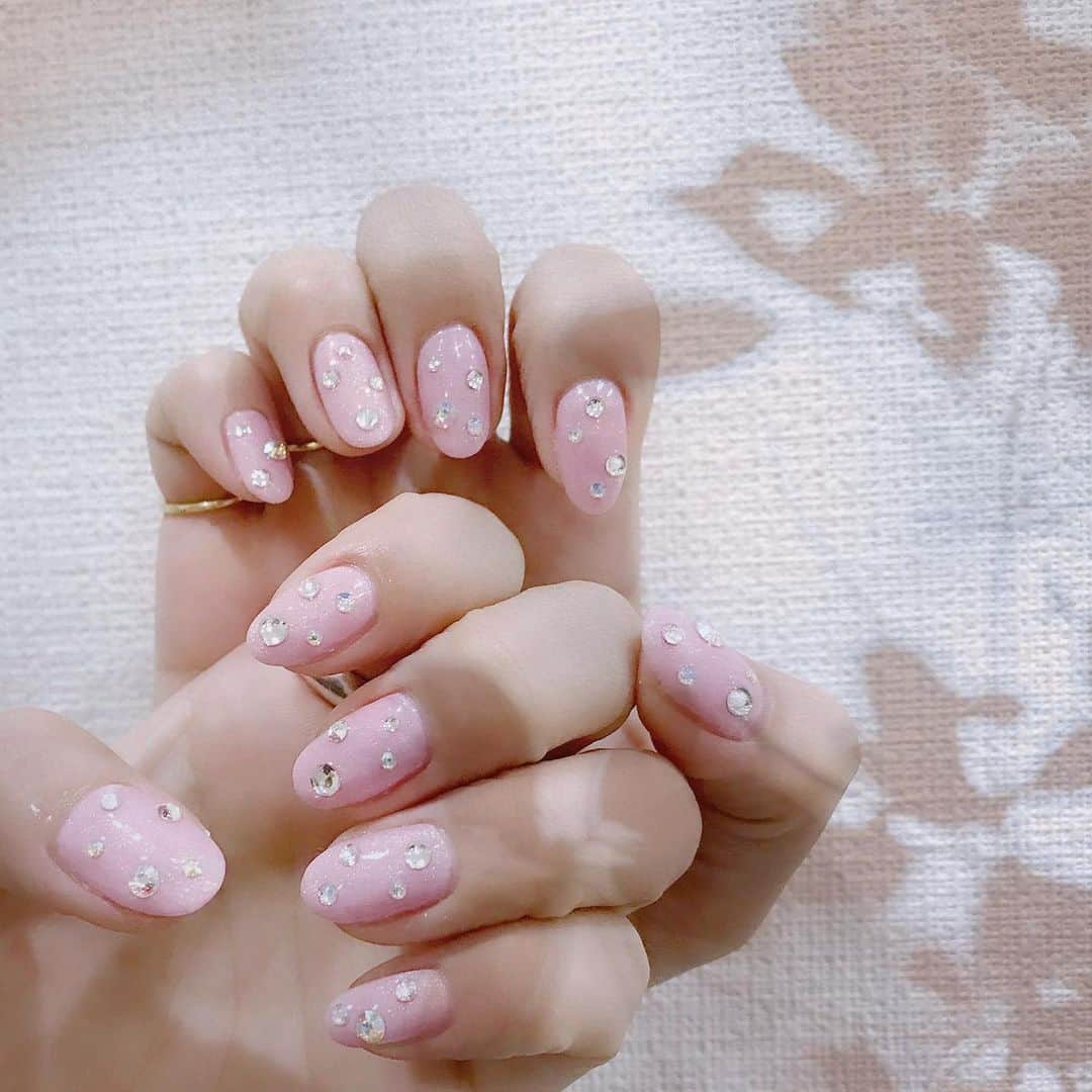 なかやまちえこのインスタグラム：「レトロなピンクネイル✨⠀ ⠀ #nail #nails #nailart #ネイル #美甲 #ネイルアート  #japanesenailart #manucure #japanesenails #manicurist #gelnails #أظافر #네일아트 #미용 #vẽmóng #ngườiđẹp  #เพ้นท์เล็บ #искусствоногтя #artedeuñas #เพ้นท์เล็บเจล #ジェルネイルデザイン #ネイルデザイン #senikuku #nagelkunst #レトロネイル #ピンクネイル #pinknails #silentsiren #ひなんちゅ」
