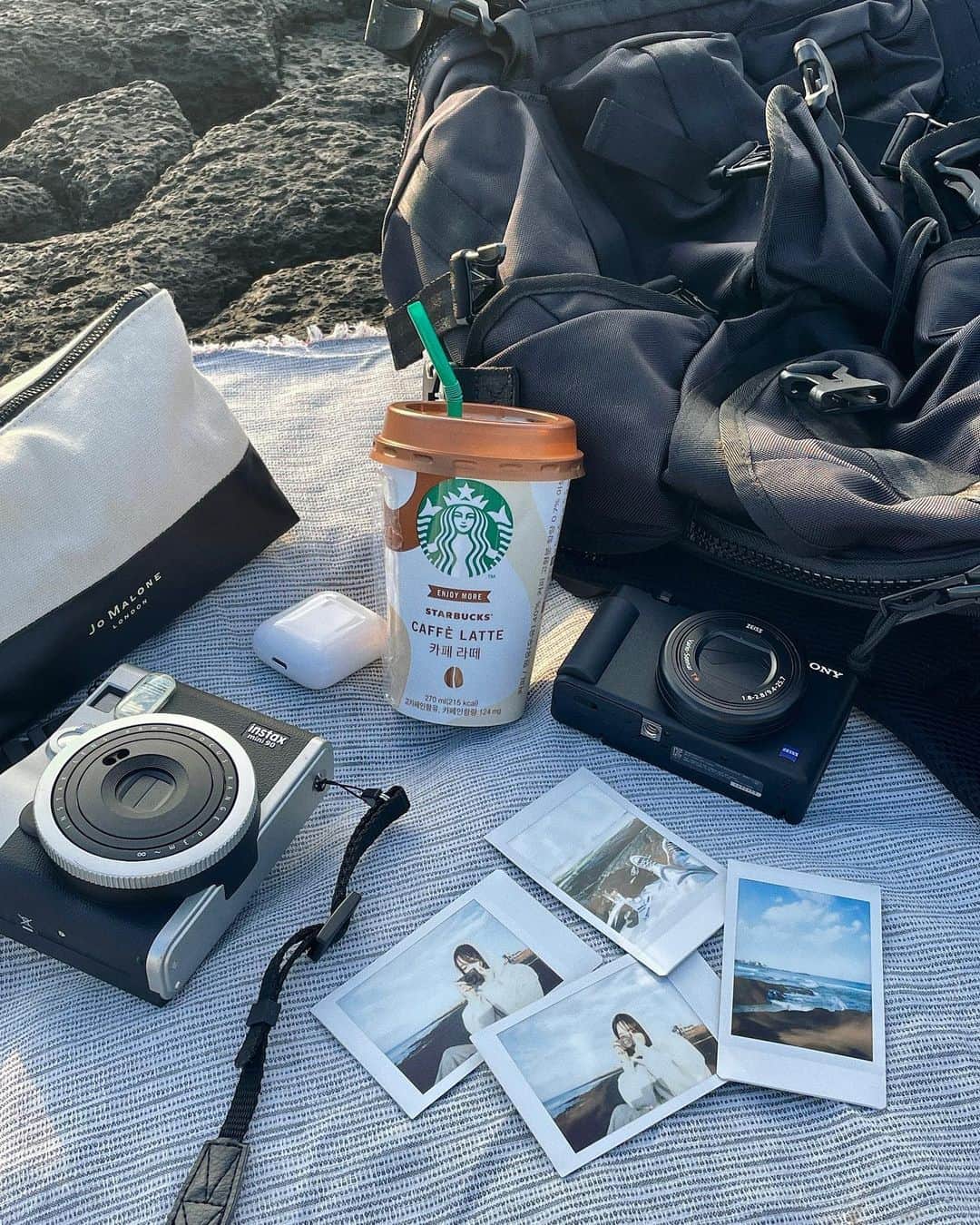 ウィ・ソンヒさんのインスタグラム写真 - (ウィ・ソンヒInstagram)「월정리 해변 앞에 자리 펴놓고 하루종일 바다만 본 날」11月25日 19時36分 - _seong_hee