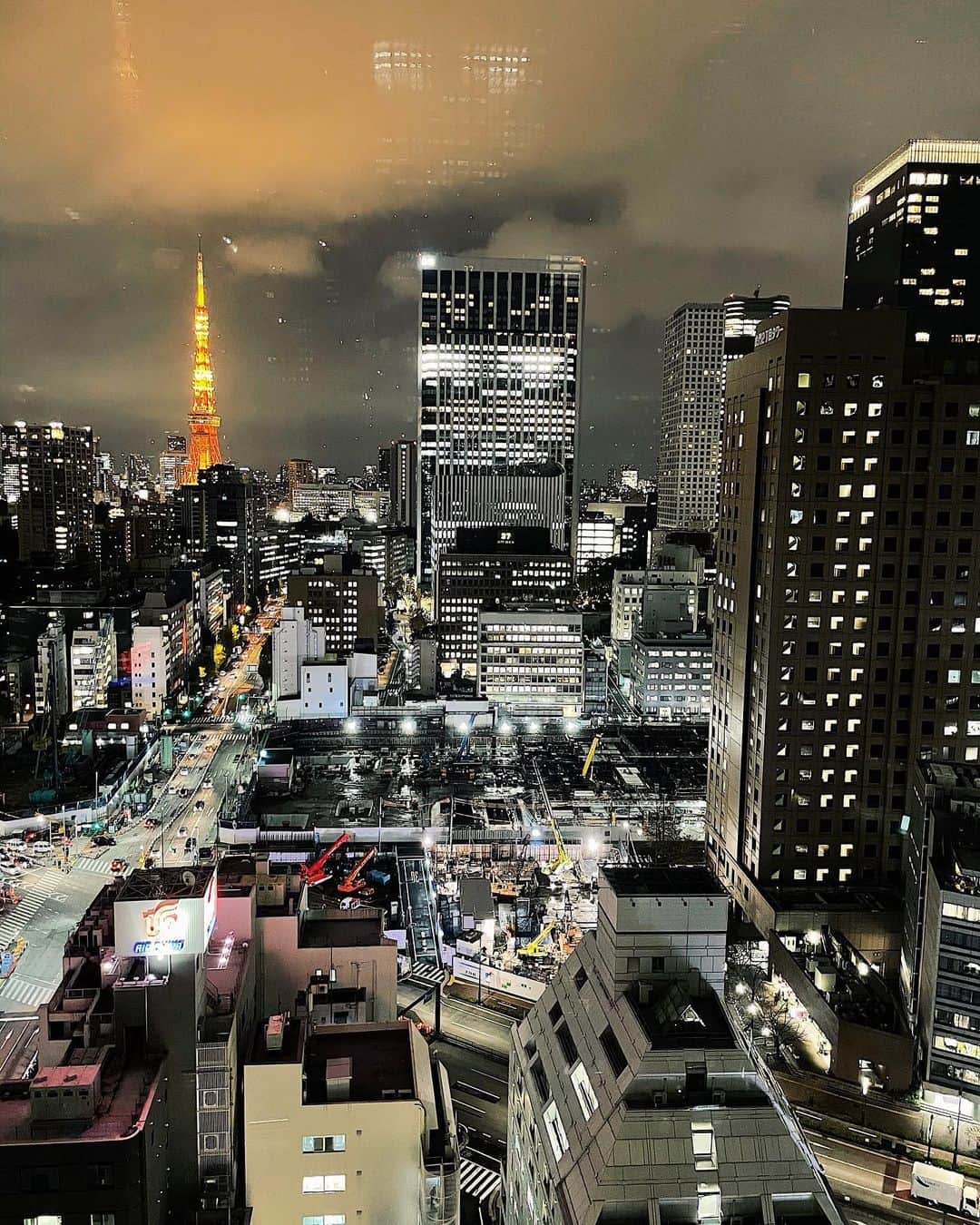 津田麻莉奈さんのインスタグラム写真 - (津田麻莉奈Instagram)「東京虎ノ門のラジオNIKKEIから見た夜景。  ラジオNIKKEI📻 毎週水曜16:00〜 楽天証券Presents 「先取り☆マーケットレビュー」 今日もありがとうございました。  (写真撮影時以外は放送中もマスクを着用しています)  (2枚目の写真はミキサーのM山さんに撮っていただきました。窓に反射して写り込んでるのがM山さんです。いつもええ写真をありがとうございます🥺)  ▶️過去の放送は先取りマーケットレビュー公式YouTubeでもご視聴頂けます！  ––––––––––––––––––––––––––––––––––  #iphone12pro #ラジオNIKKEI #先取りマーケットレビュー #株#マーケット#投資#日本株 #米株#米国株#米国株投資#楽天証券 #私服#ootd#outfitoftheday #夜景#東京タワー #まりなる#津田麻莉奈」11月25日 19時38分 - tsudamarinal