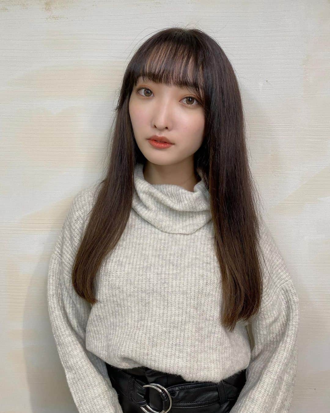 のインスタグラム：「髪暗くなったよ〜！！！！ 透明感が凄すぎる、、、し可愛い🥺 そして、ずっとずっとずっと やってみたかった 超音波トリートメント やって頂いたんだけど、もうわかるよね さんらさら さんっっっっっっらさら！！！！ 感動😭😭😭😭😭😭😭  美咲さんいつもありがとうございます🦭✨  今日も話しすぎて喉ガラガラww」